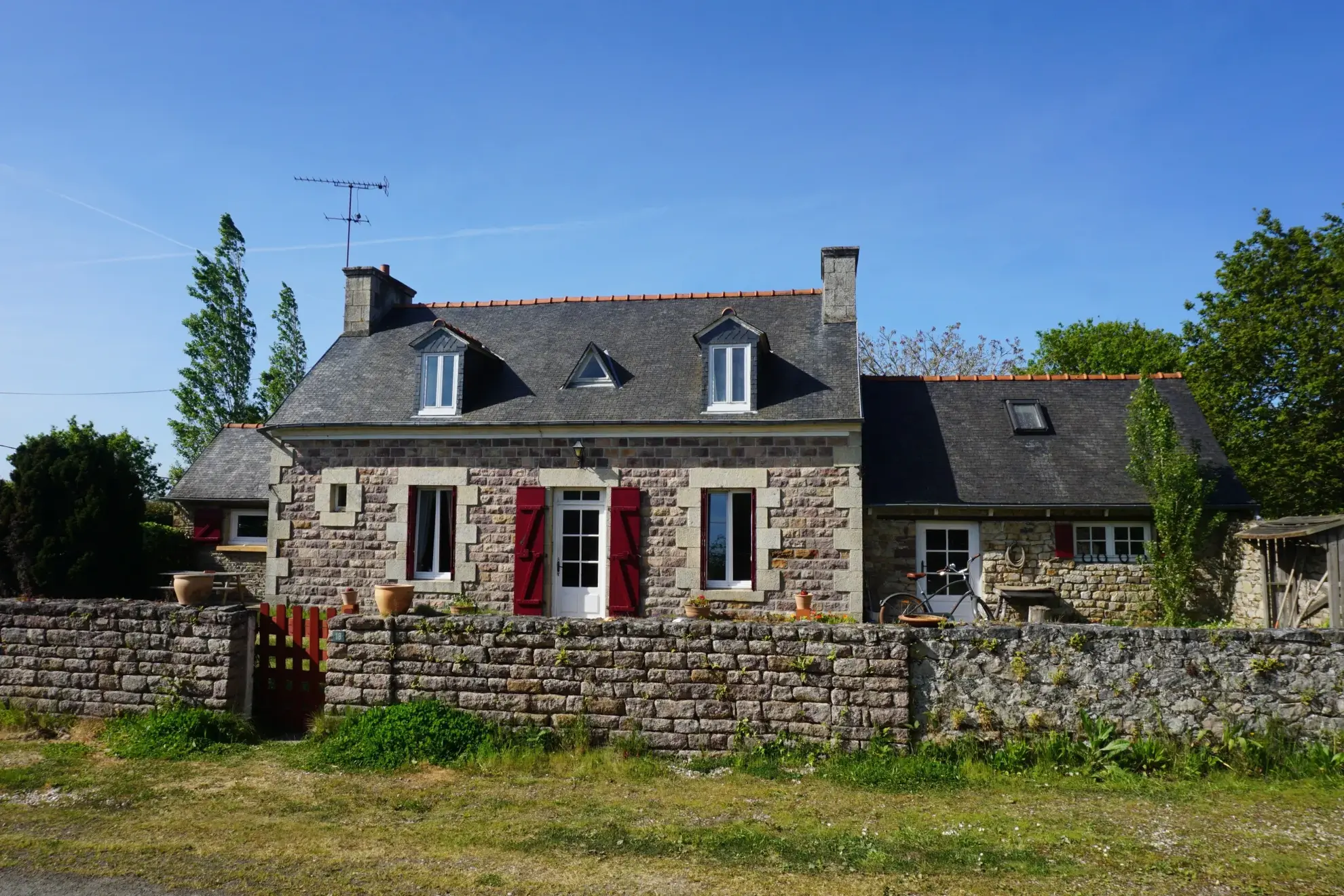 Charmante maison en pierre avec grand terrain à Plourivo, proche Paimpol