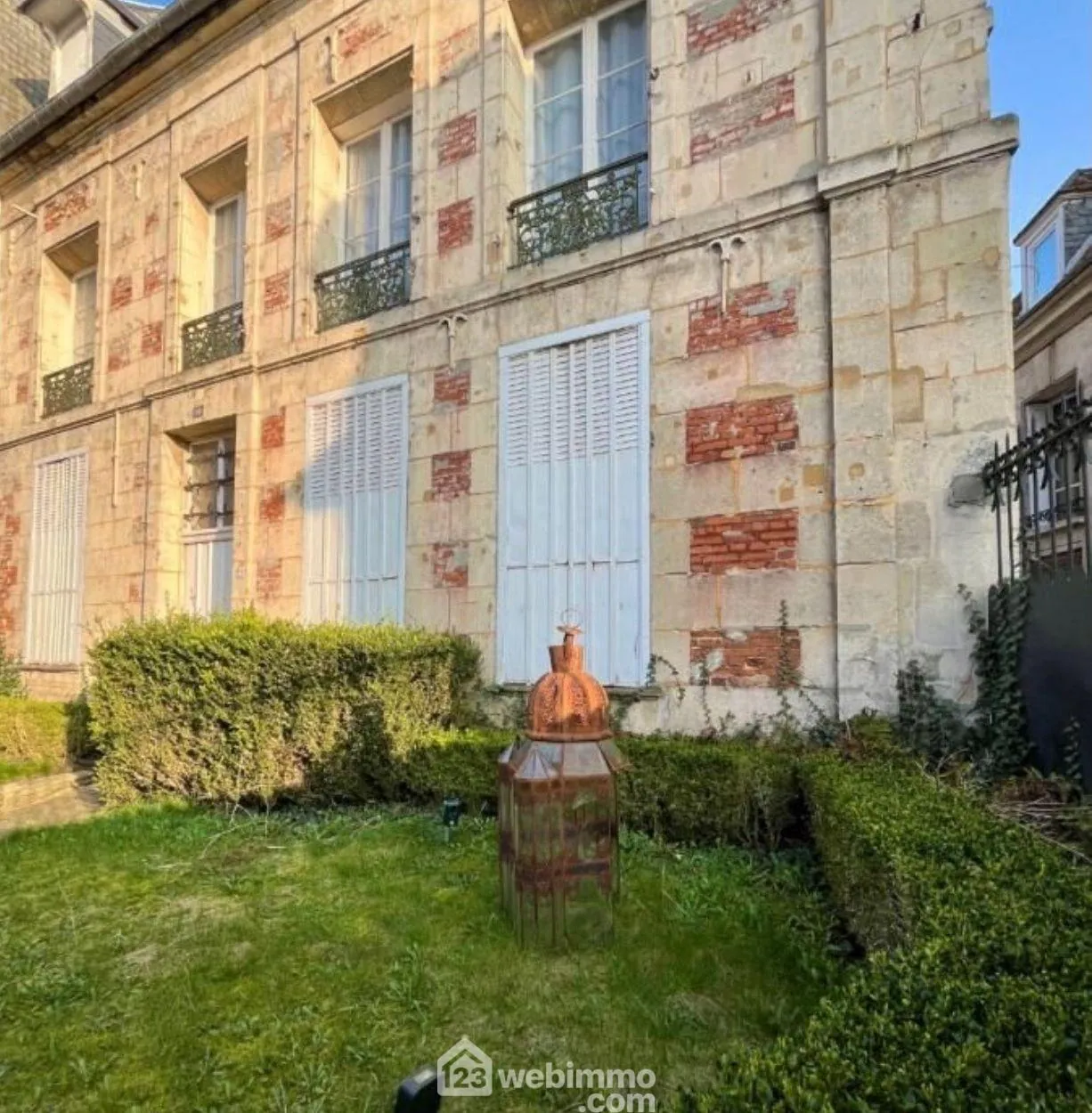 Maison de maître du XVIIIe siècle à Noyon avec cachet ancien et rénovations récentes