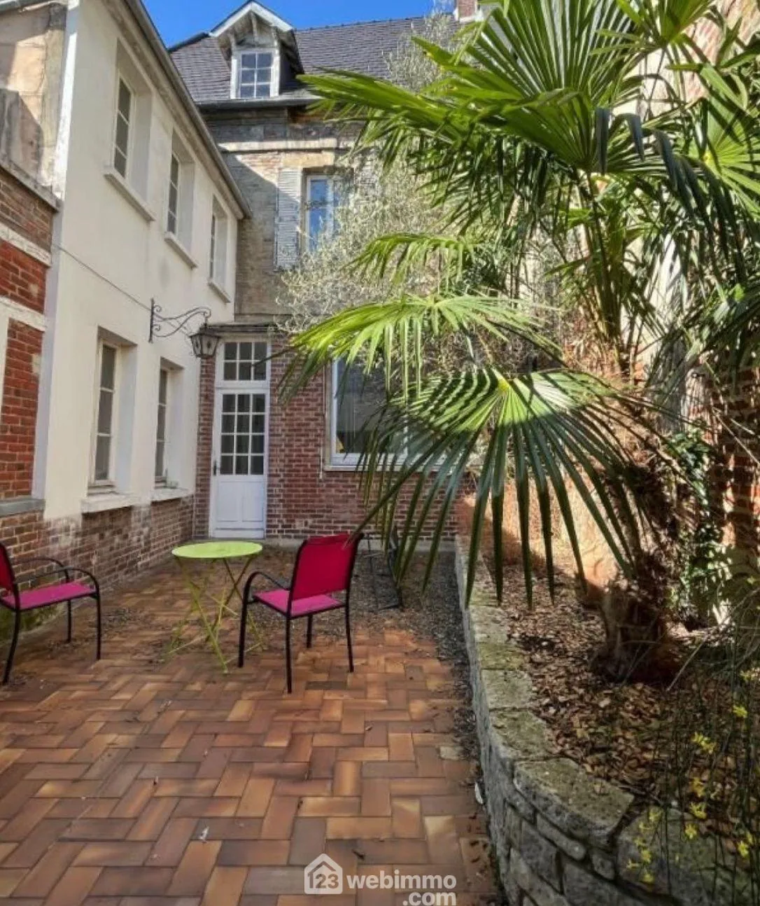 Maison de maître du XVIIIe siècle à Noyon avec cachet ancien et rénovations récentes 
