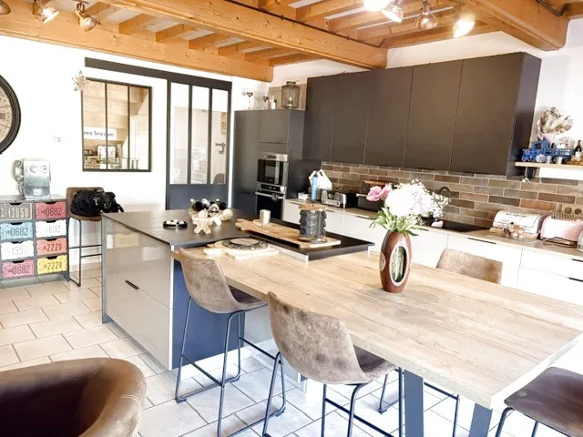 Belle maison en pierre rénovée avec terrasse sans vis-à-vis à Trept