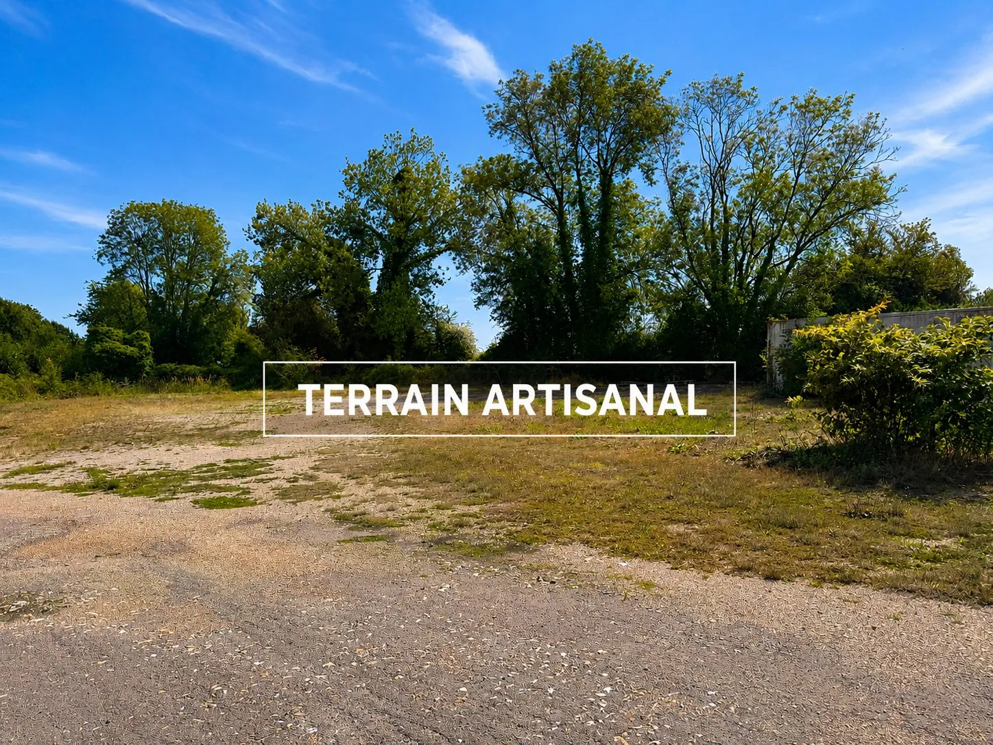 Terrain à vendre à Saint-Benoît-l'Abbaye avec forte visibilité et accès facile