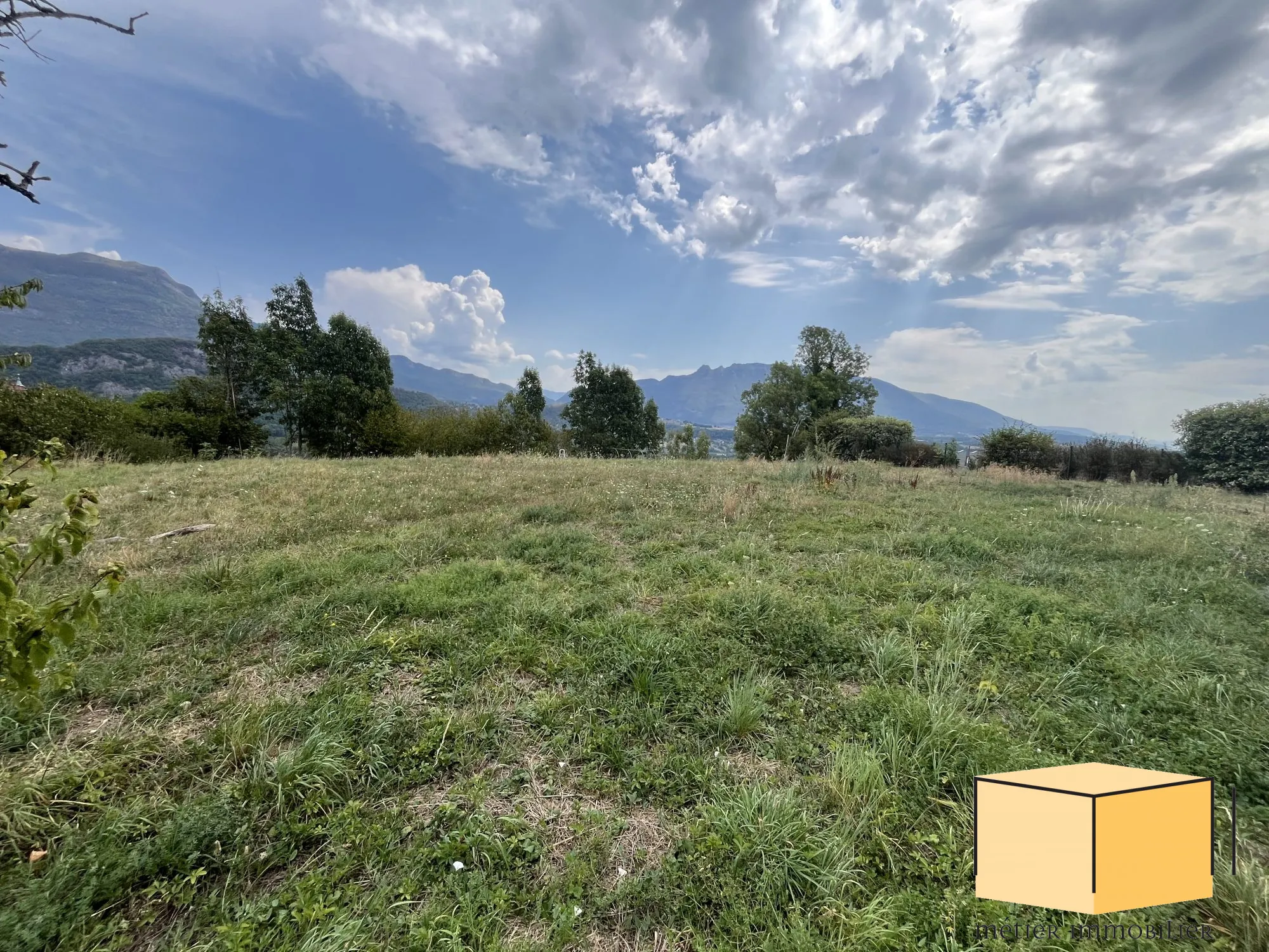 Terrain à bâtir de 887 m² à Nattages, vue dégagée et environnement calme