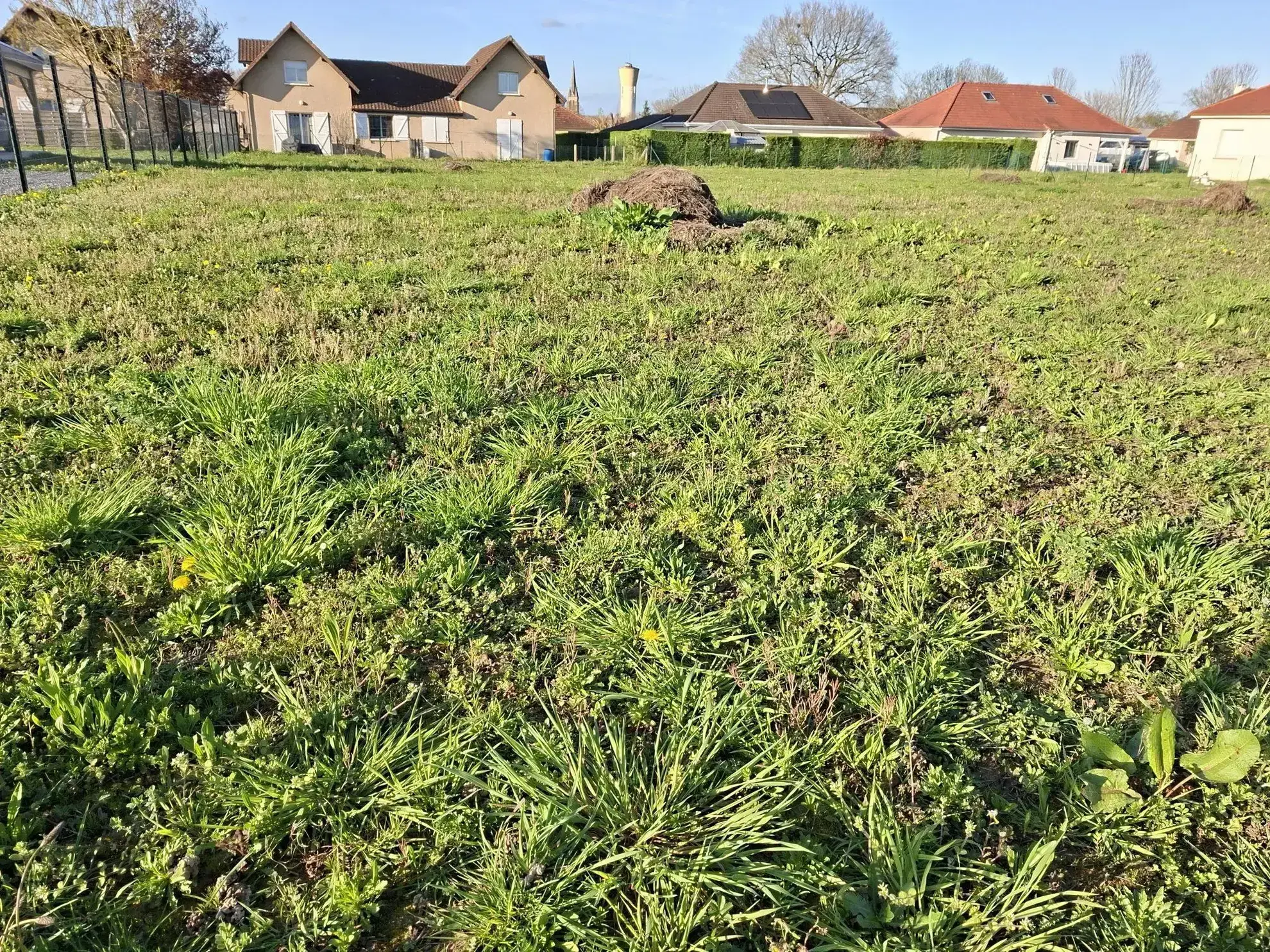 Terrain constructible plat à Garlin de 1893 m², environnement calme et proche centre-ville