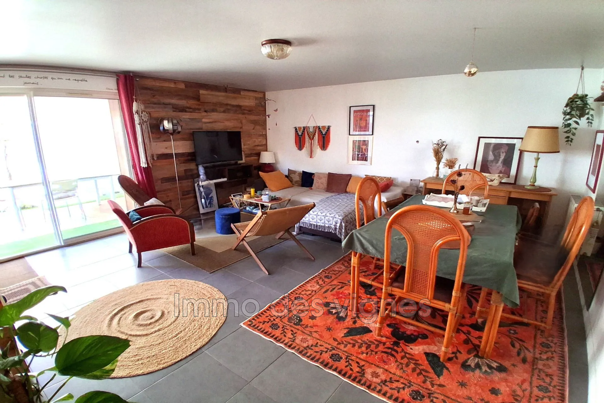 Maison en pierre à vendre avec 2 chambres, garage et cour à Ambarès-et-Lagrave