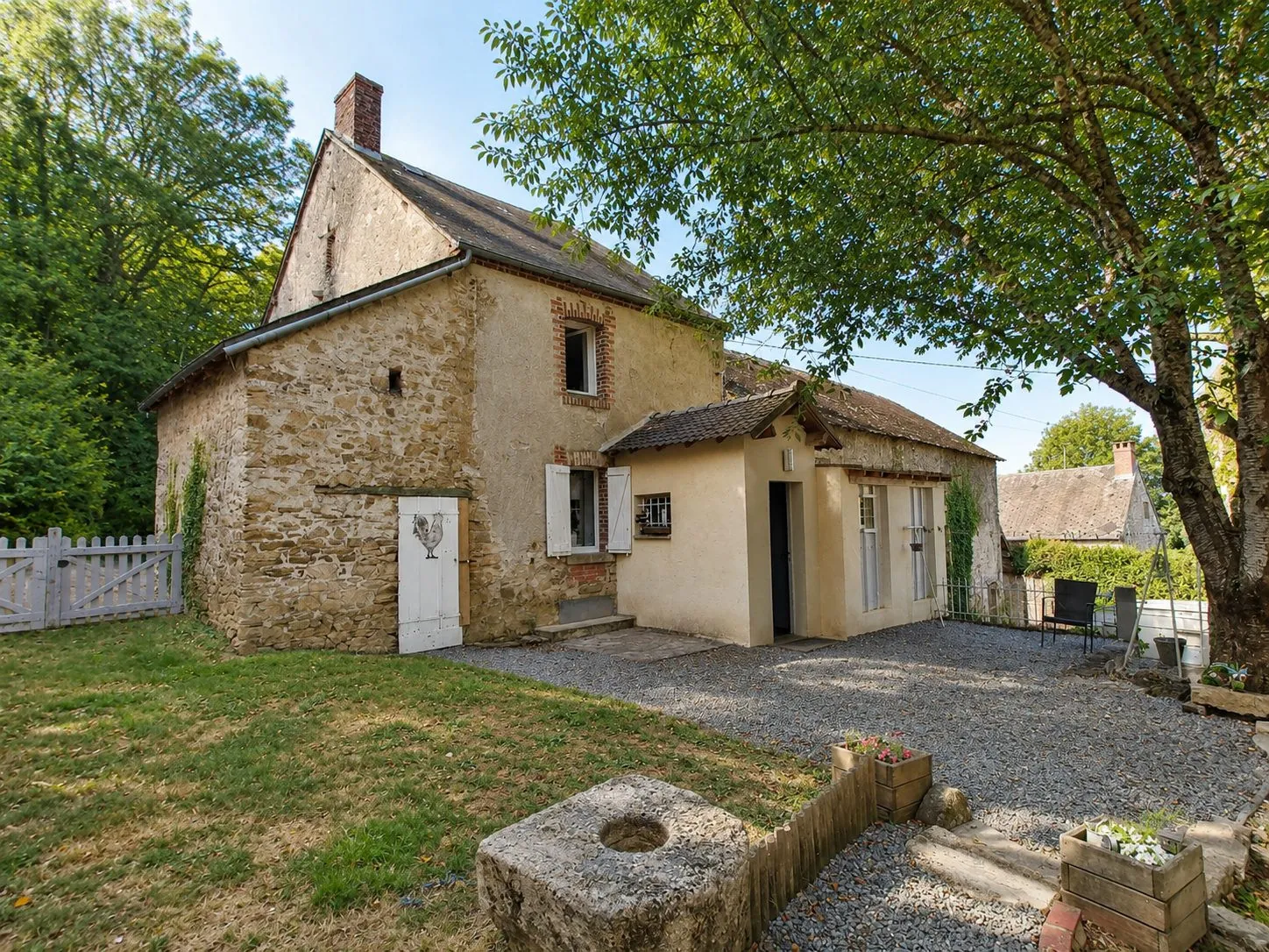 Magnifique maison en pierre avec granges et terrain arboré à Saint-Léger-Bridereix
