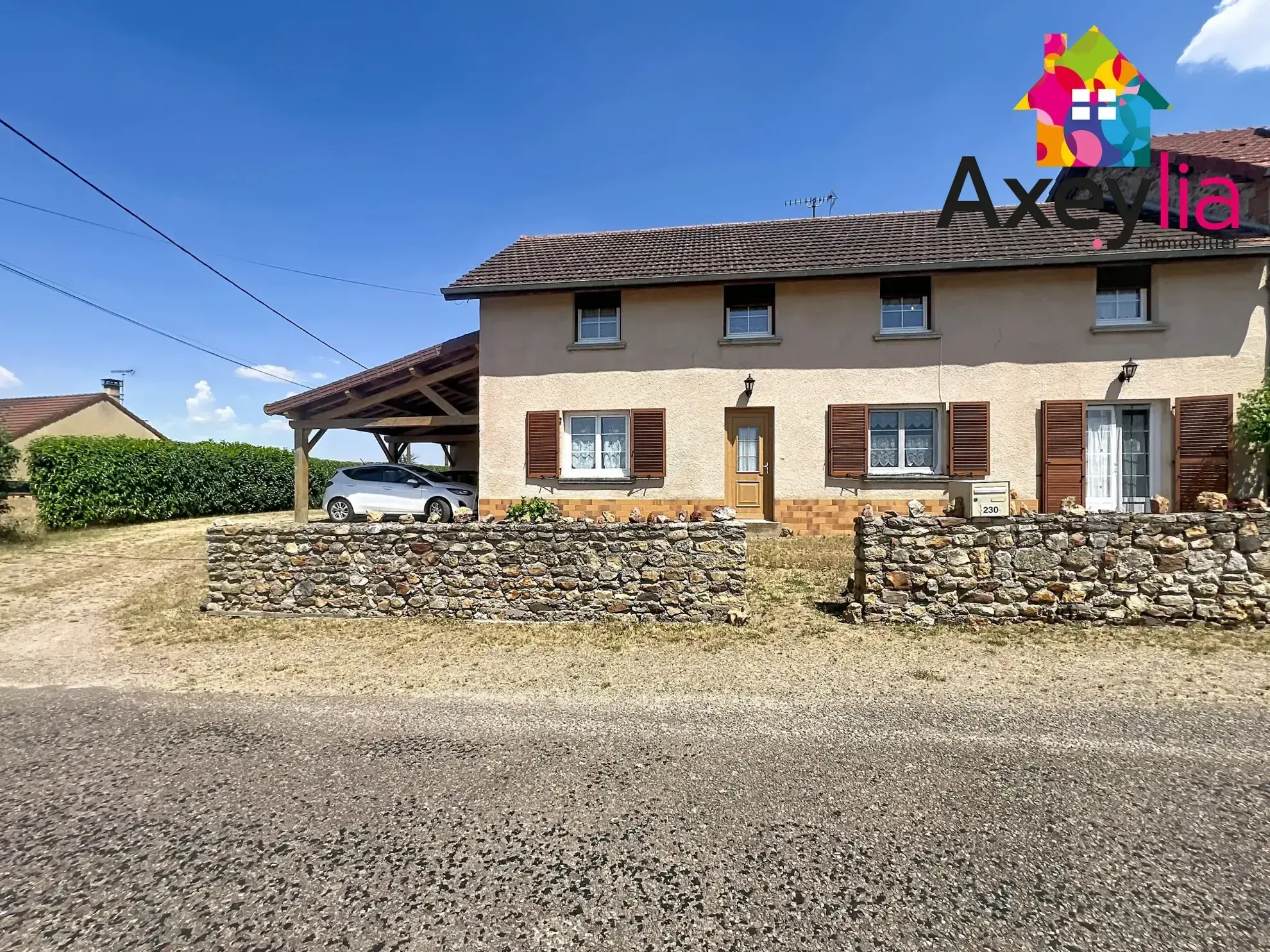 Maison familiale à vendre à Baugy avec 5 chambres, garage et jardin intérieur