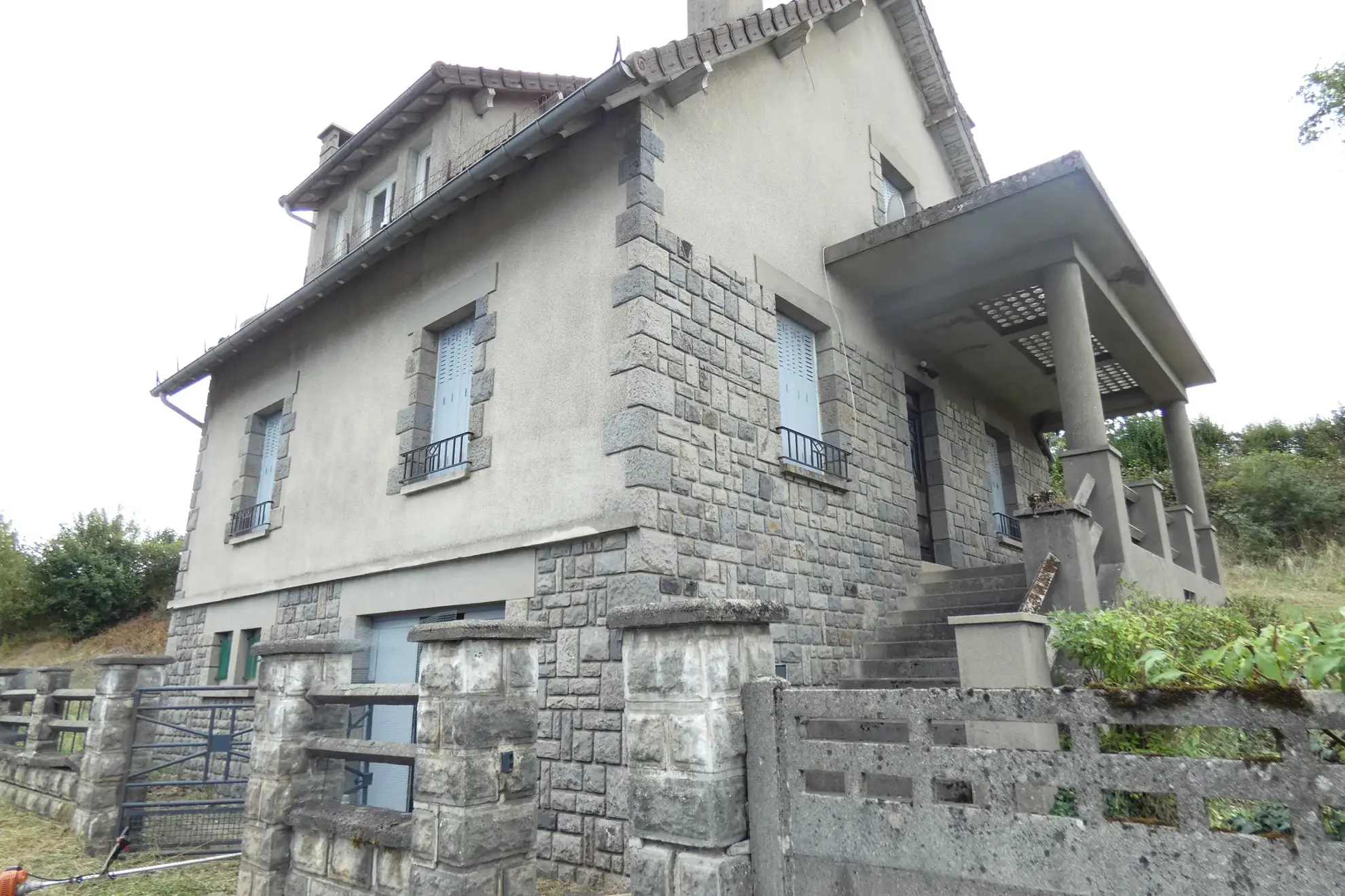 Maison en pierre à Aurillac avec garage, caves et terrain clos de 932 m²
