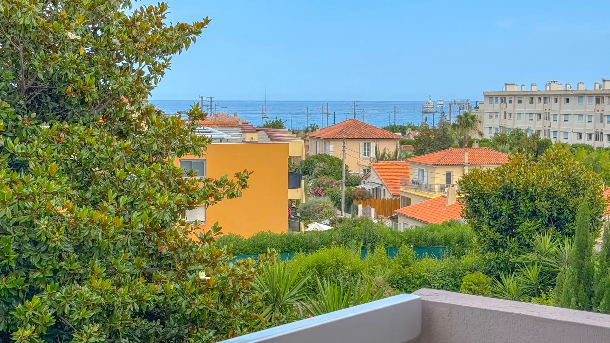 Appartement T1 à Antibes avec terrasse vue mer, parking, cave