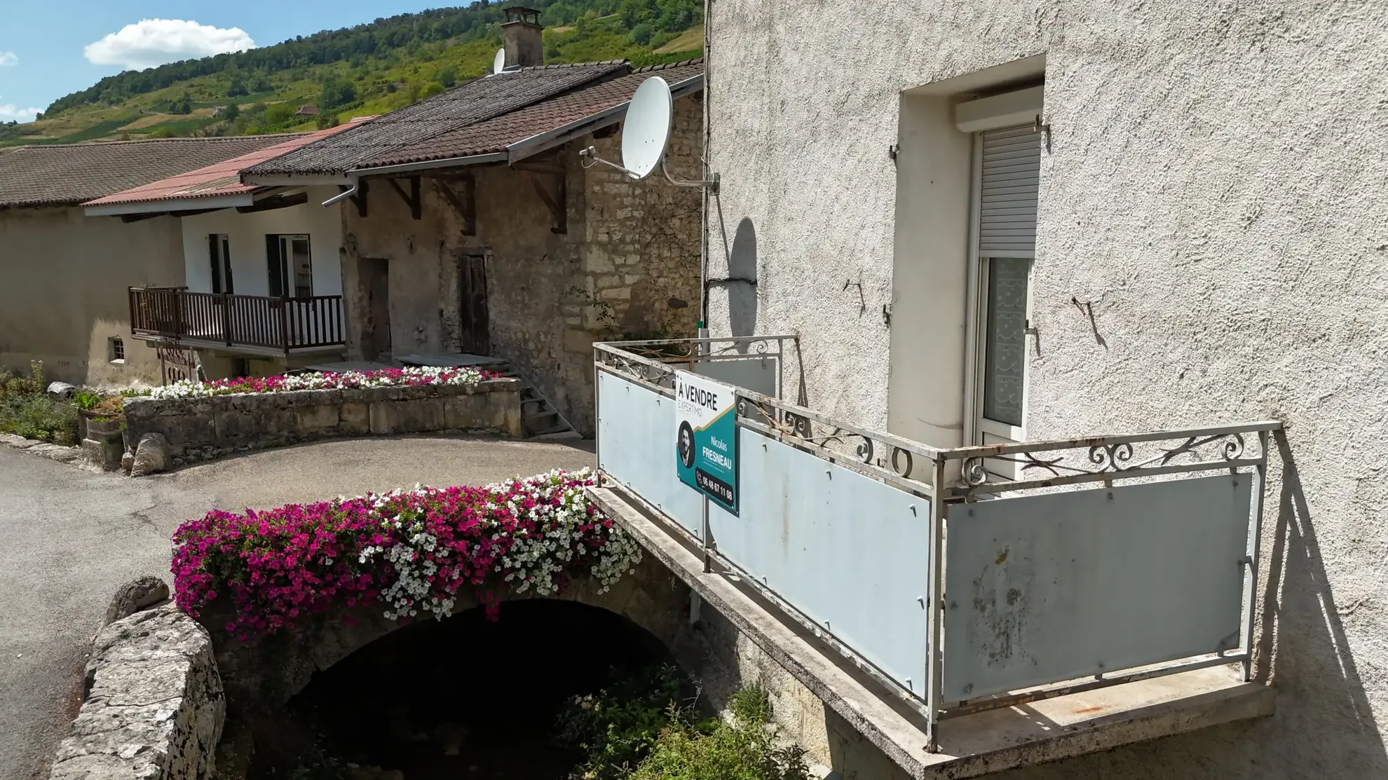 Maison de village rénovée à Cerdon - 77 m², 2 chambres, garage