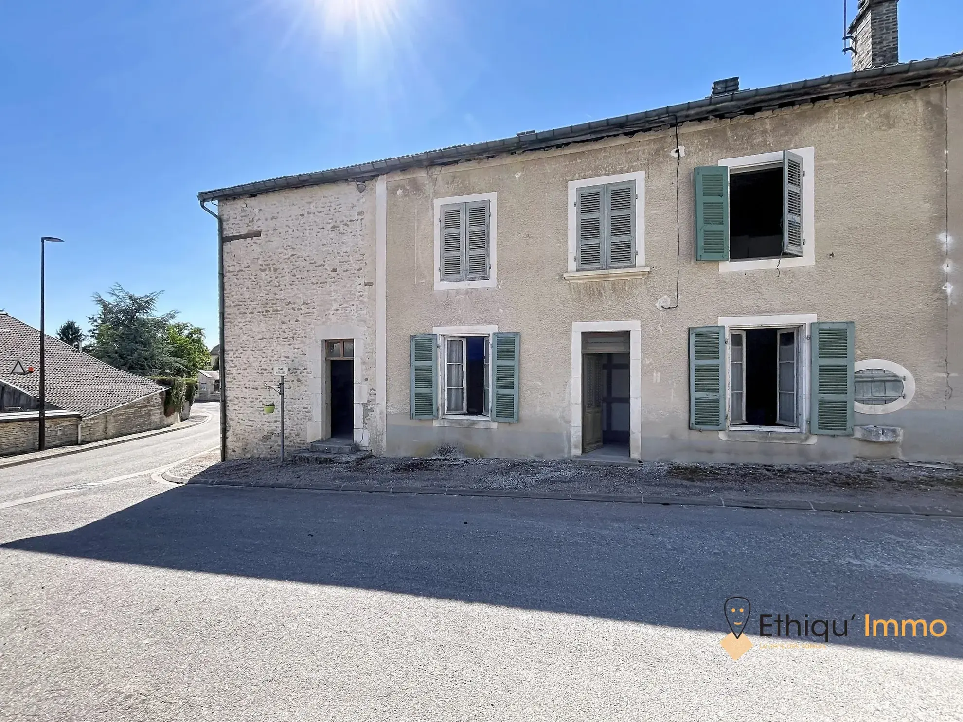 Maison en pierre à rénover avec potentiel à Rouvres-les-Vignes