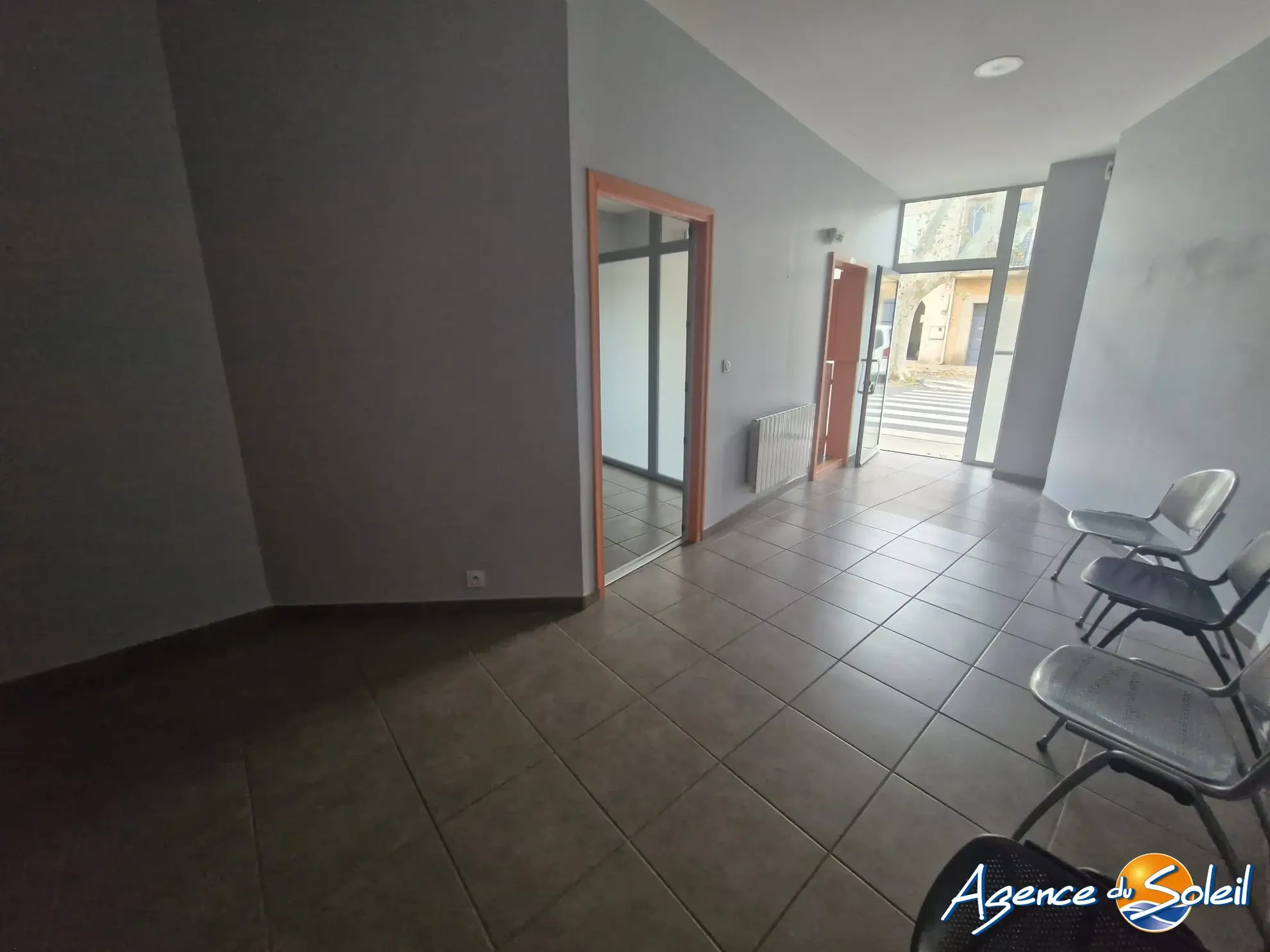 A Vendre Local Commercial à Lézignan-Corbières avec Vitrine et Parking