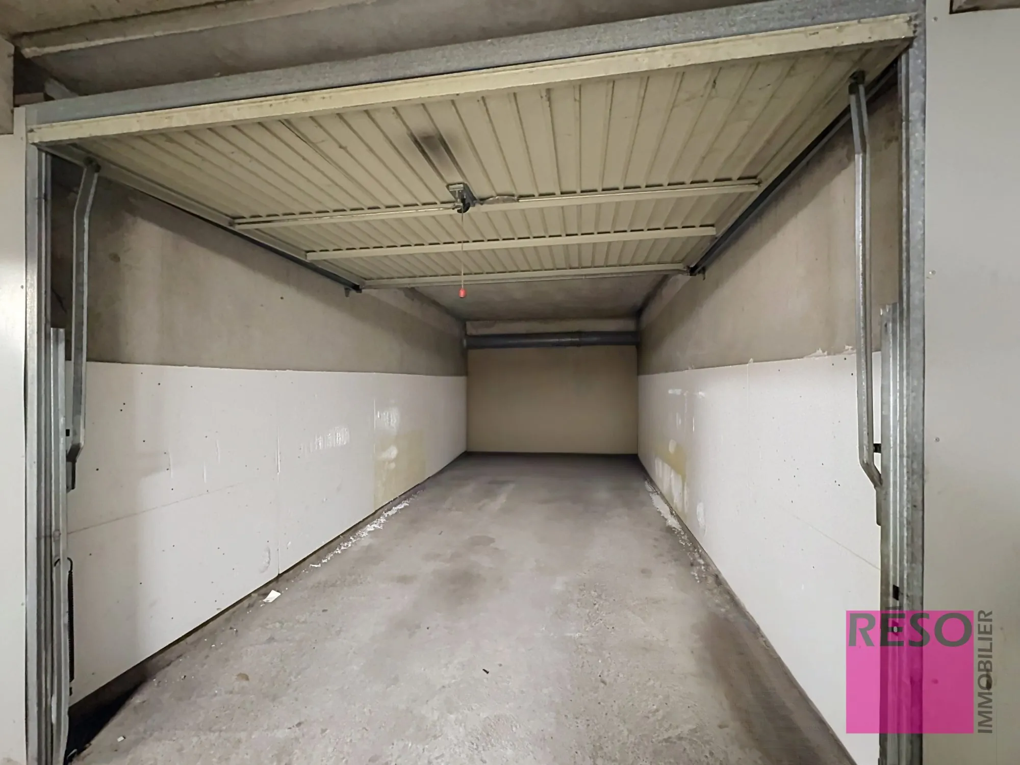Garage fermé en sous-sol à Ambilly près de la douane de Mont-Idée