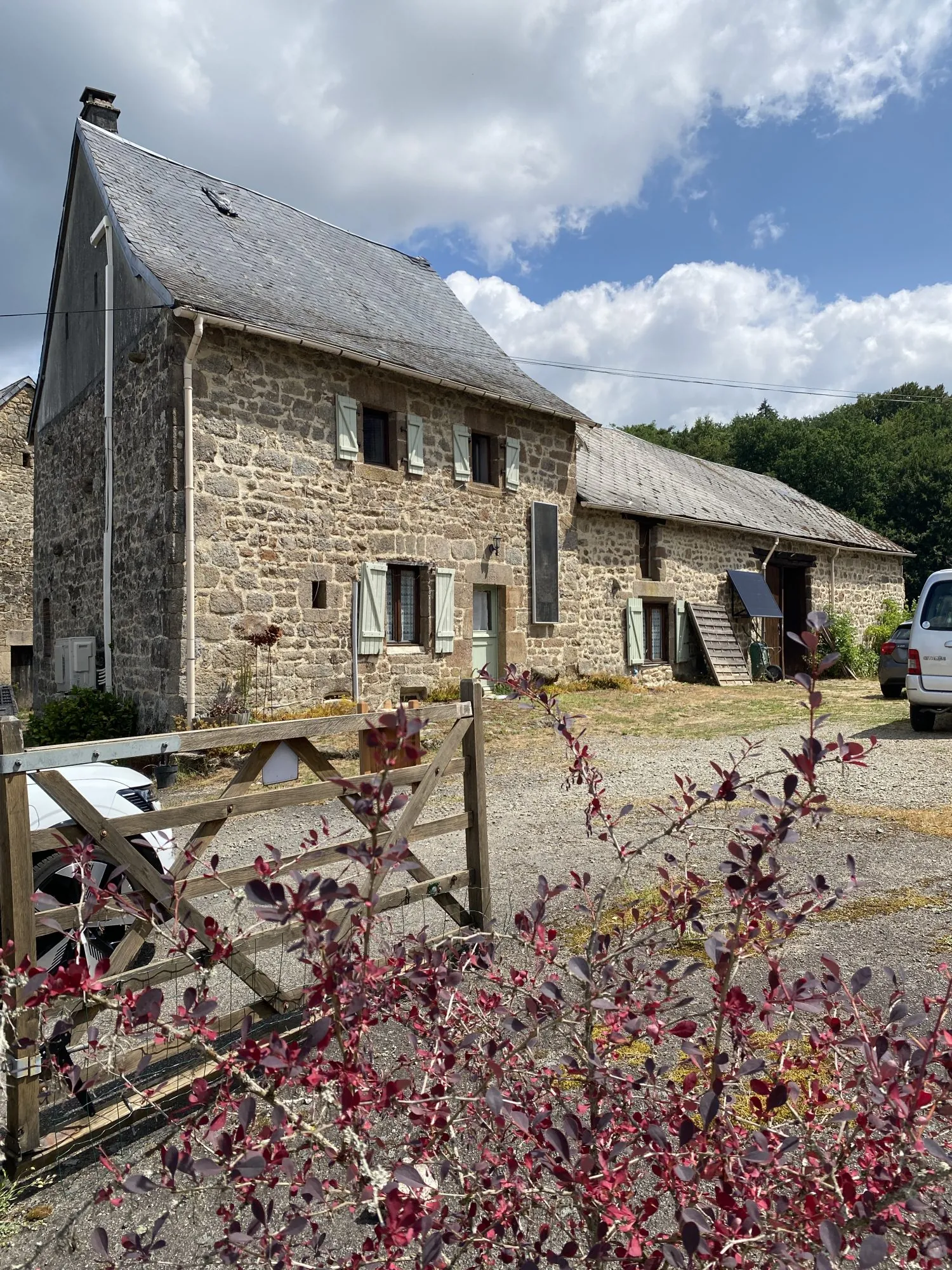 Belle maison en pierre avec dépendances dans un hameau en Haute Vienne, Limousin
