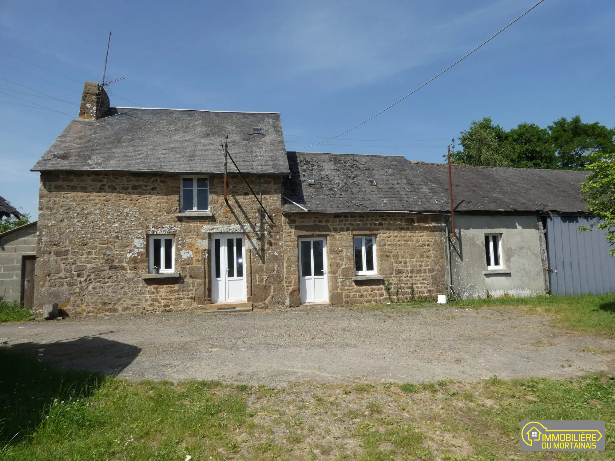 Maison de campagne à rénover avec dépendances et terrain à Saint-Mars-d’Égrenne