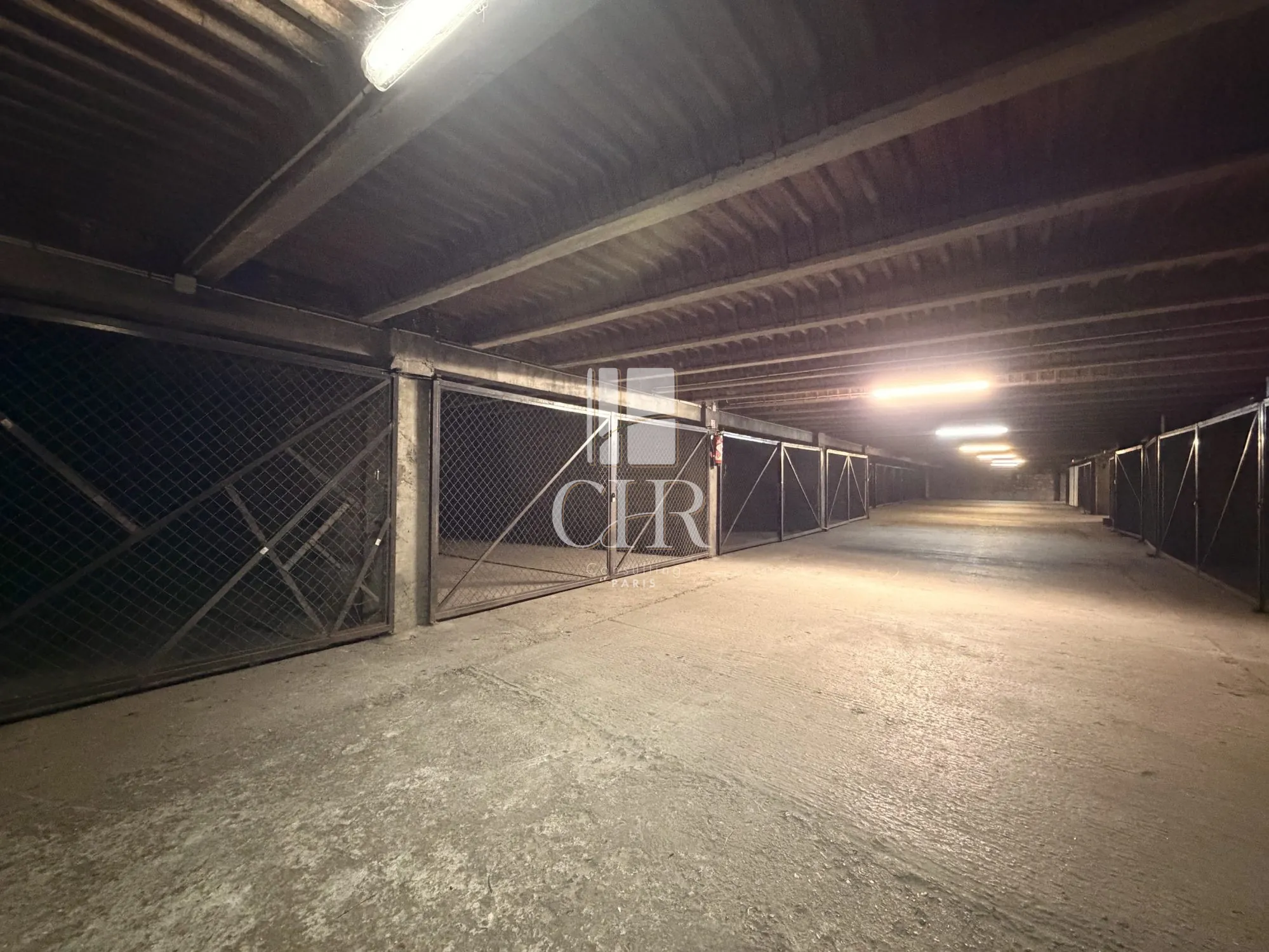 Box sécurisé de 11m² face à l'Hôpital Saint Louis à Paris 10e
