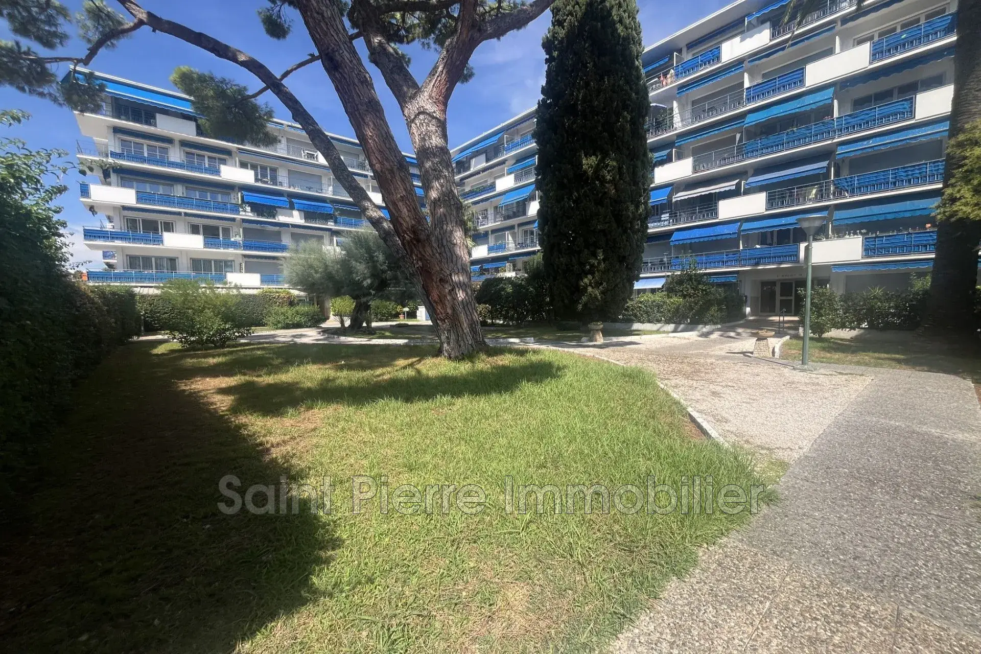 Appartement traversant avec vue mer à Cagnes-sur-Mer en vente
