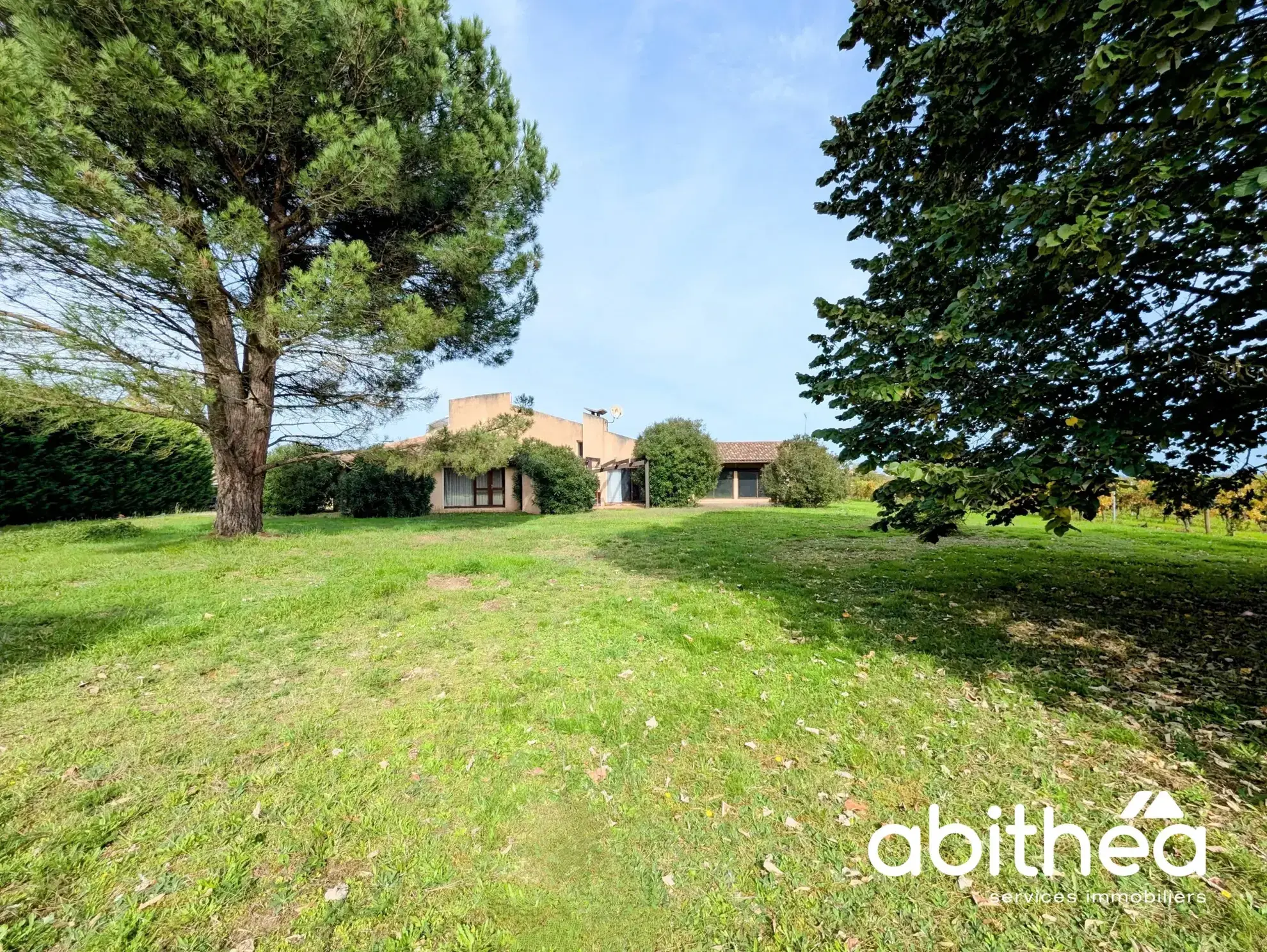 Maison d’architecte avec grands volumes et jardin au cœur du vignoble girondin