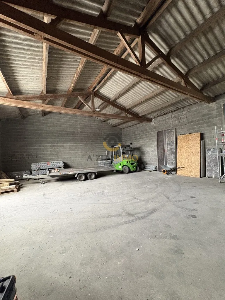 Entrepôt professionnel spacieux à Bressuire - 160 m² + 525 m² extérieur