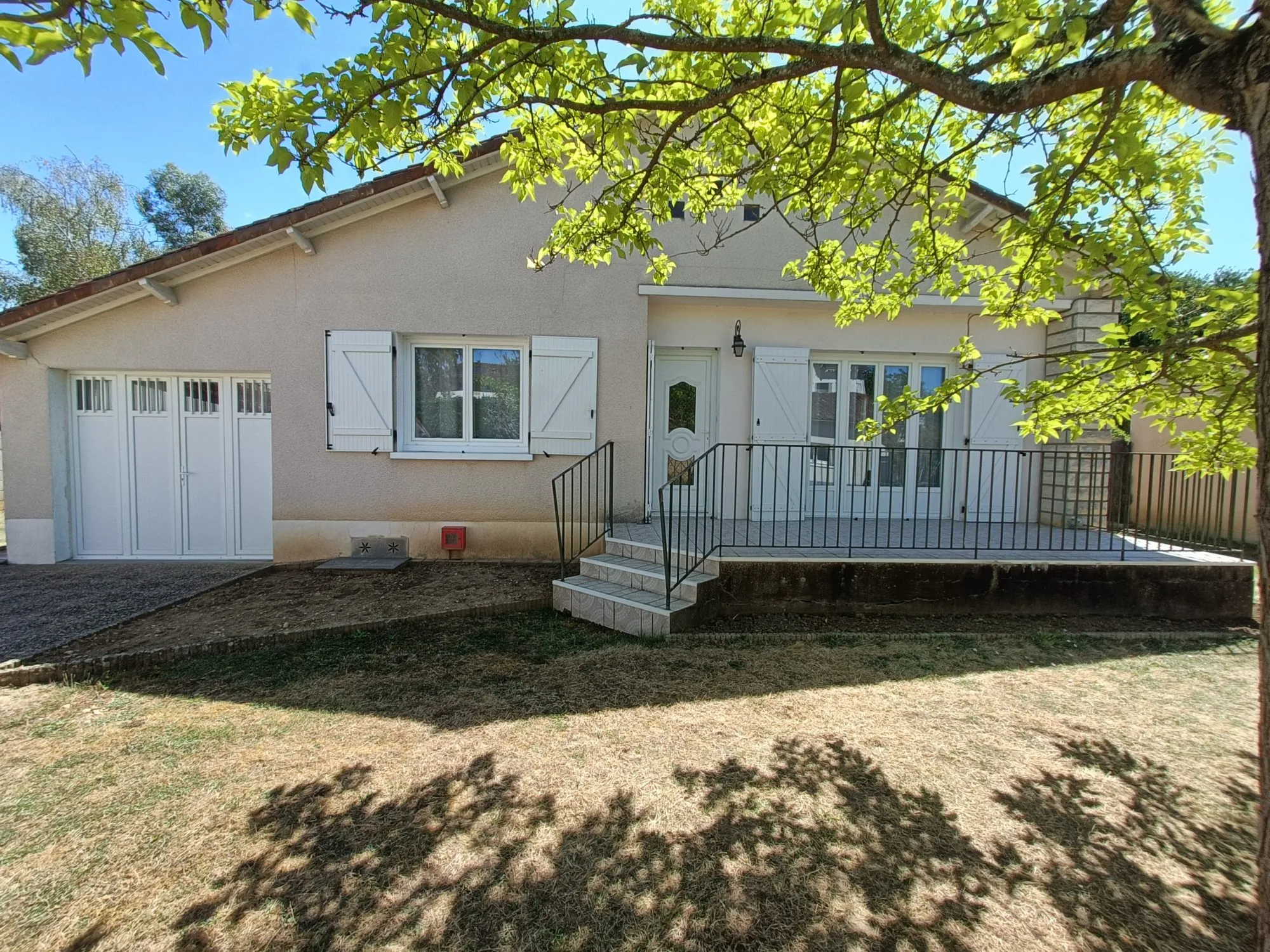 Maison avec studio indépendant à vendre à Saint-Julien-l'Ars, centre-ville, jardin de 1164 m²