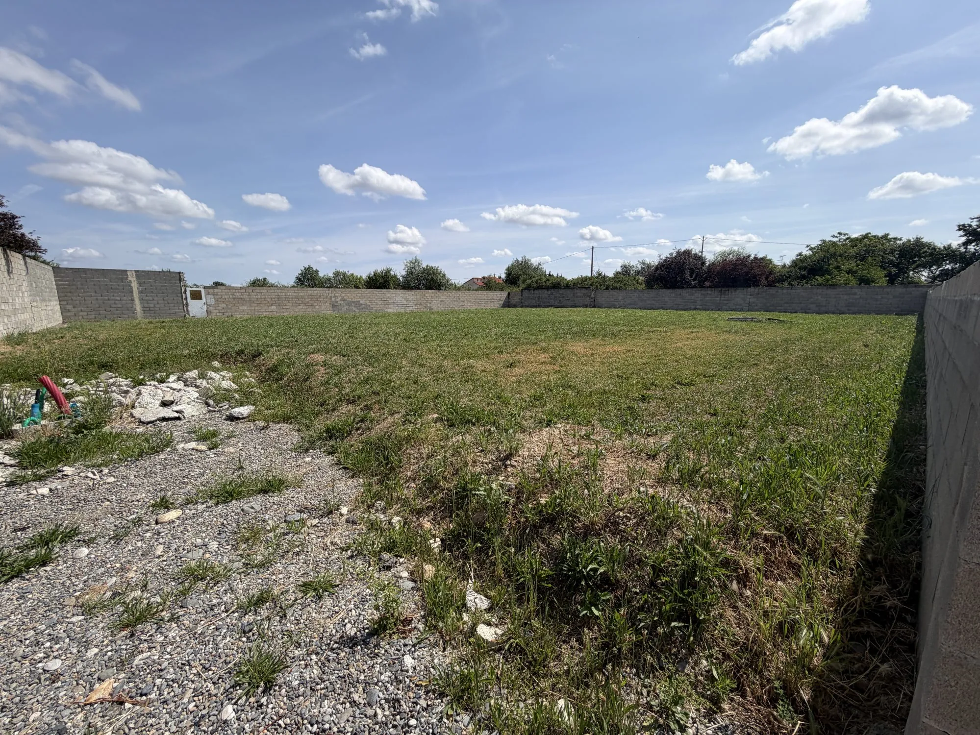 Terrain constructible de 1 842 m² à Seysses, viabilisé et prêt à construire
