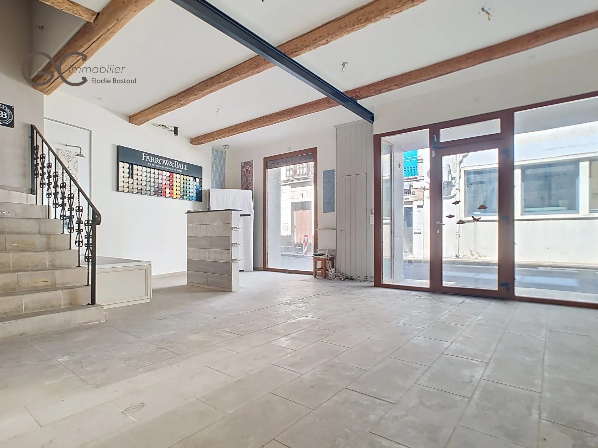Showroom Immeuble mixte à Saint-Chinian avec travaux et stationnement, opportunité professionnelle