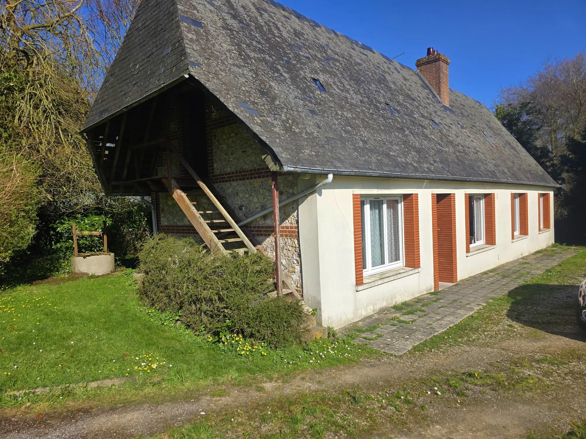 Maison de caractère à vendre près de Fécamp avec terrain et bâtisse en colombages