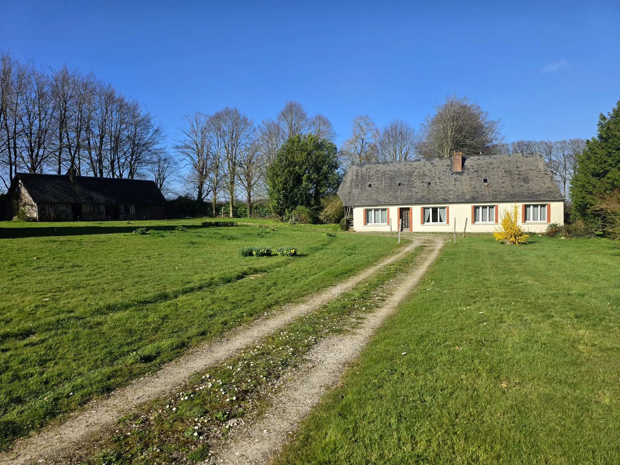Maison de caractère à vendre près de Fécamp avec terrain et bâtisse en colombages 