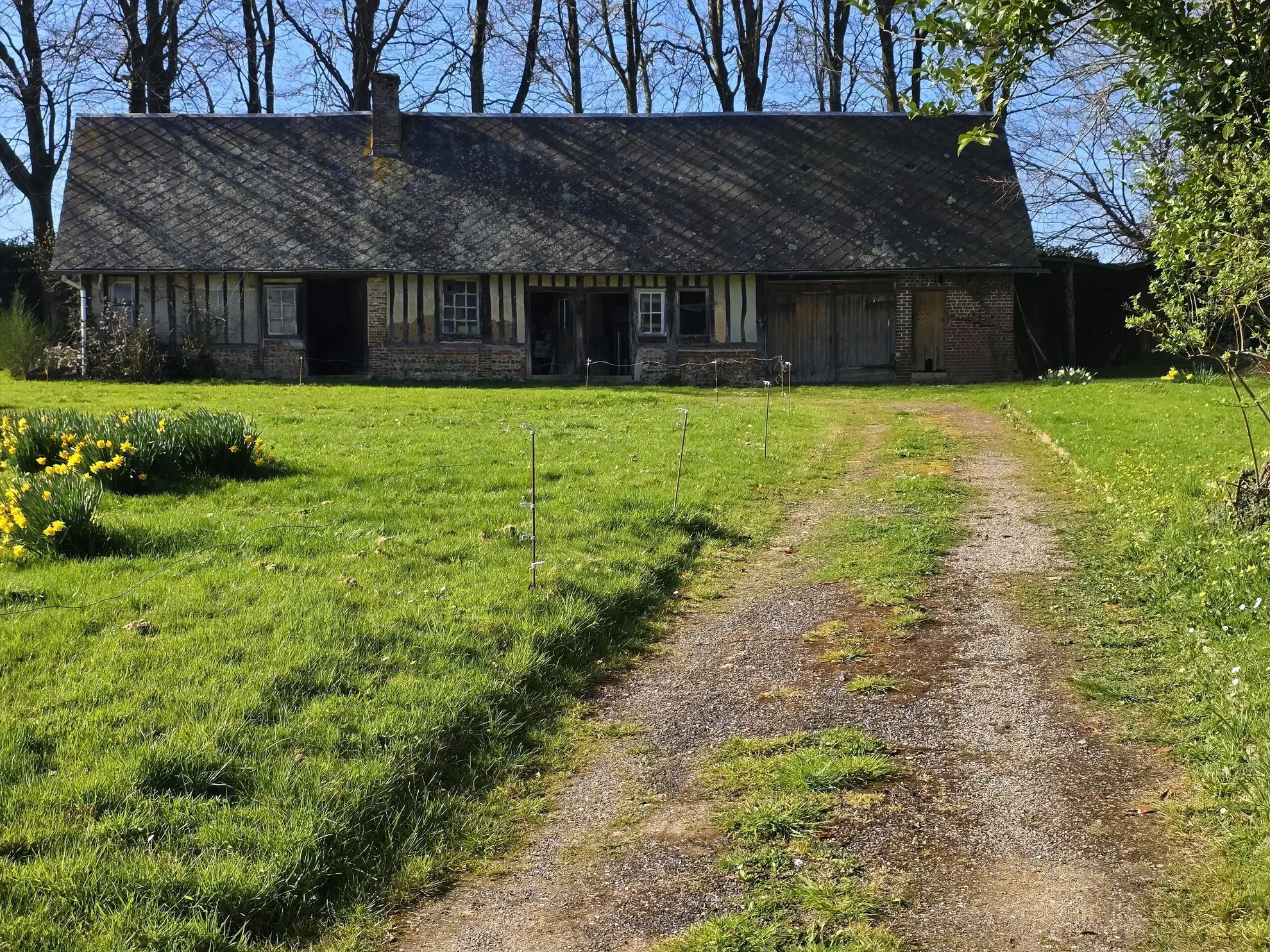 Maison de caractère à vendre près de Fécamp avec terrain et bâtisse en colombages 
