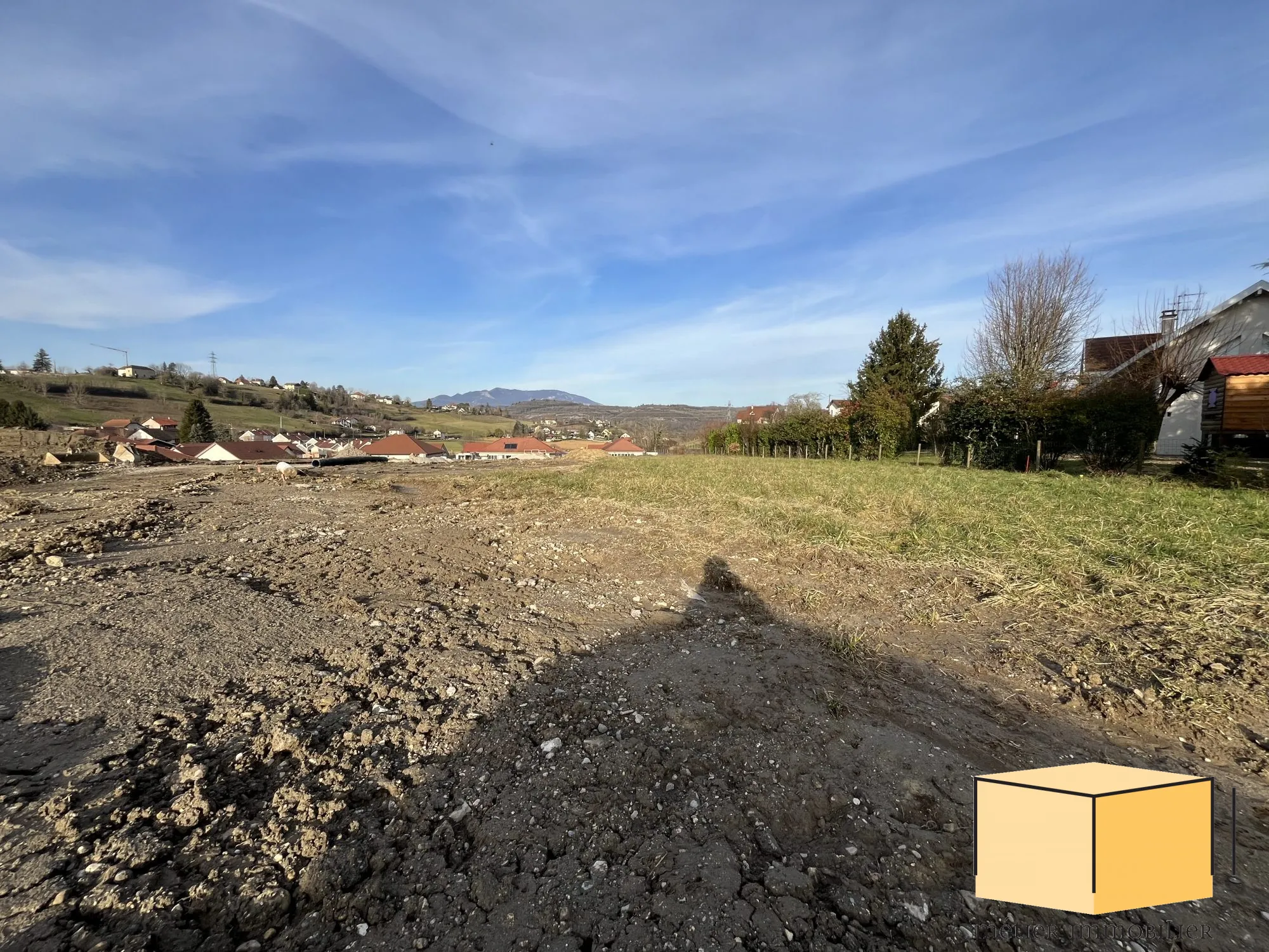 Terrain constructible à Belley de 820 m², viabilisé et bien exposé 
