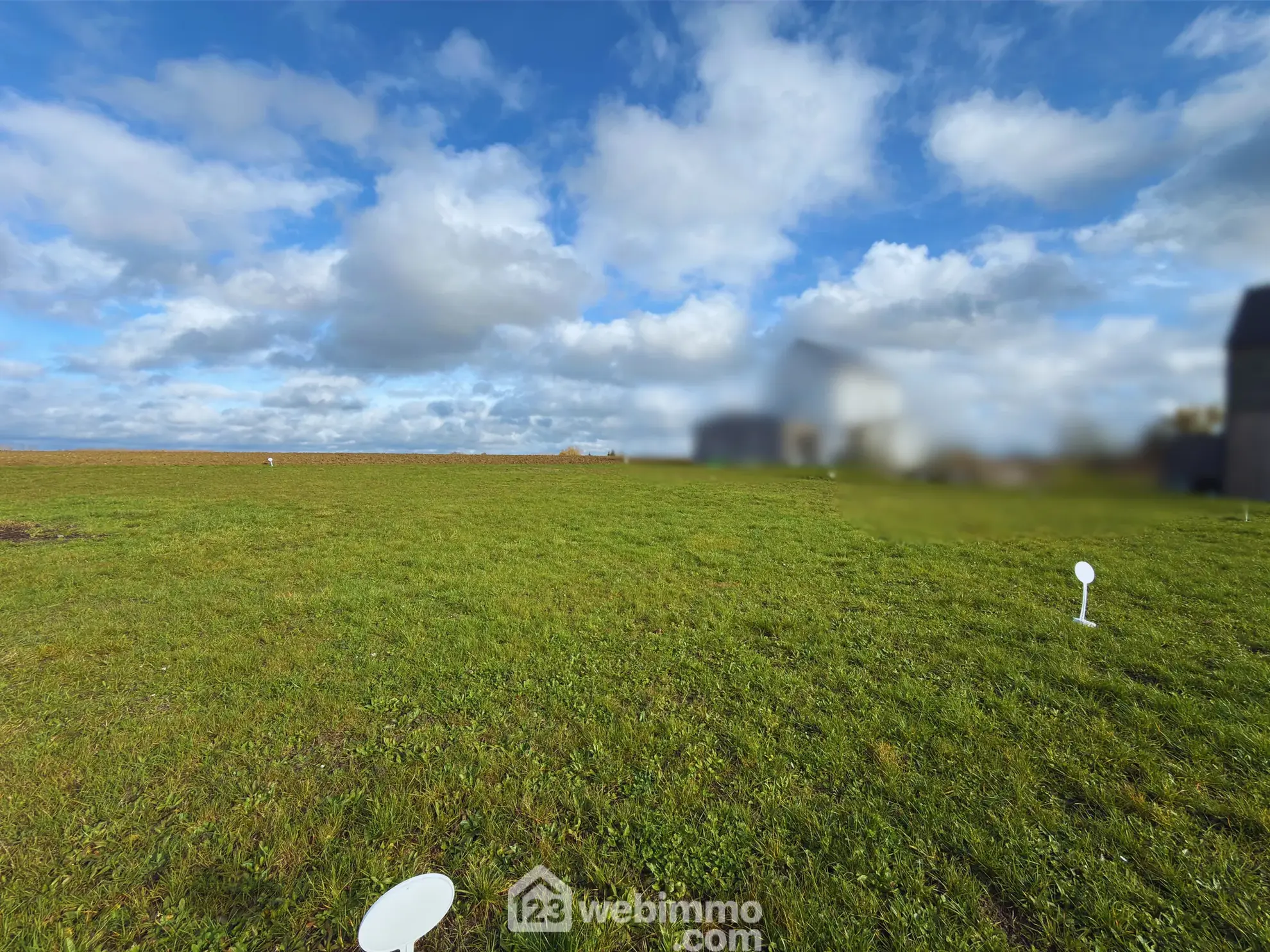 Terrain à bâtir de 804 m² à Beaufort-en-Vallée avec viabilisation incluse 