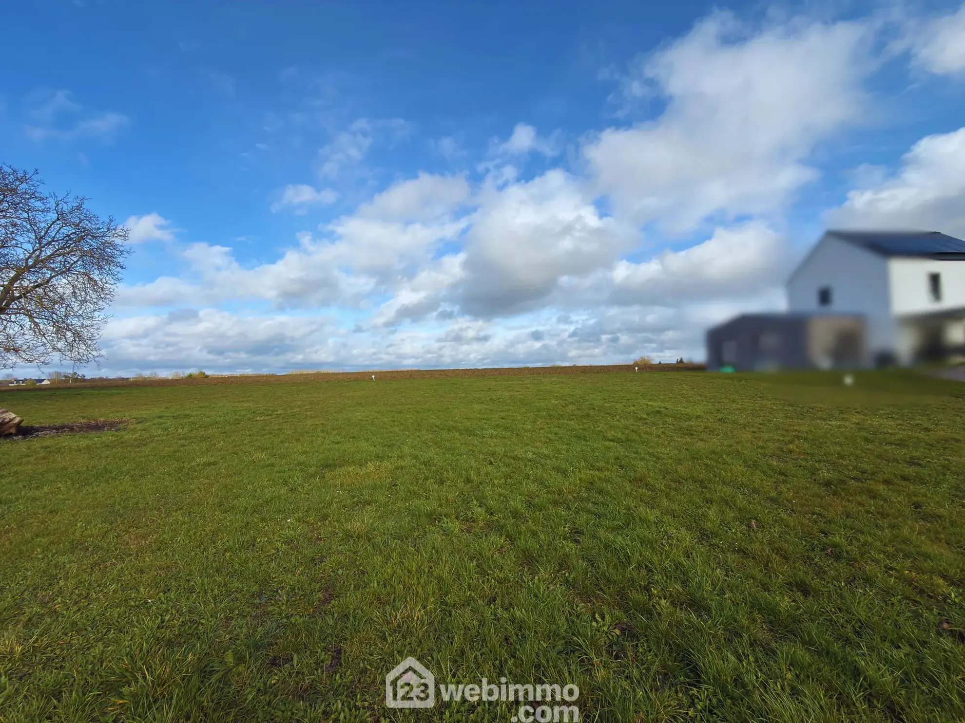 Terrain à bâtir de 804 m² à Beaufort-en-Vallée avec viabilisation incluse 