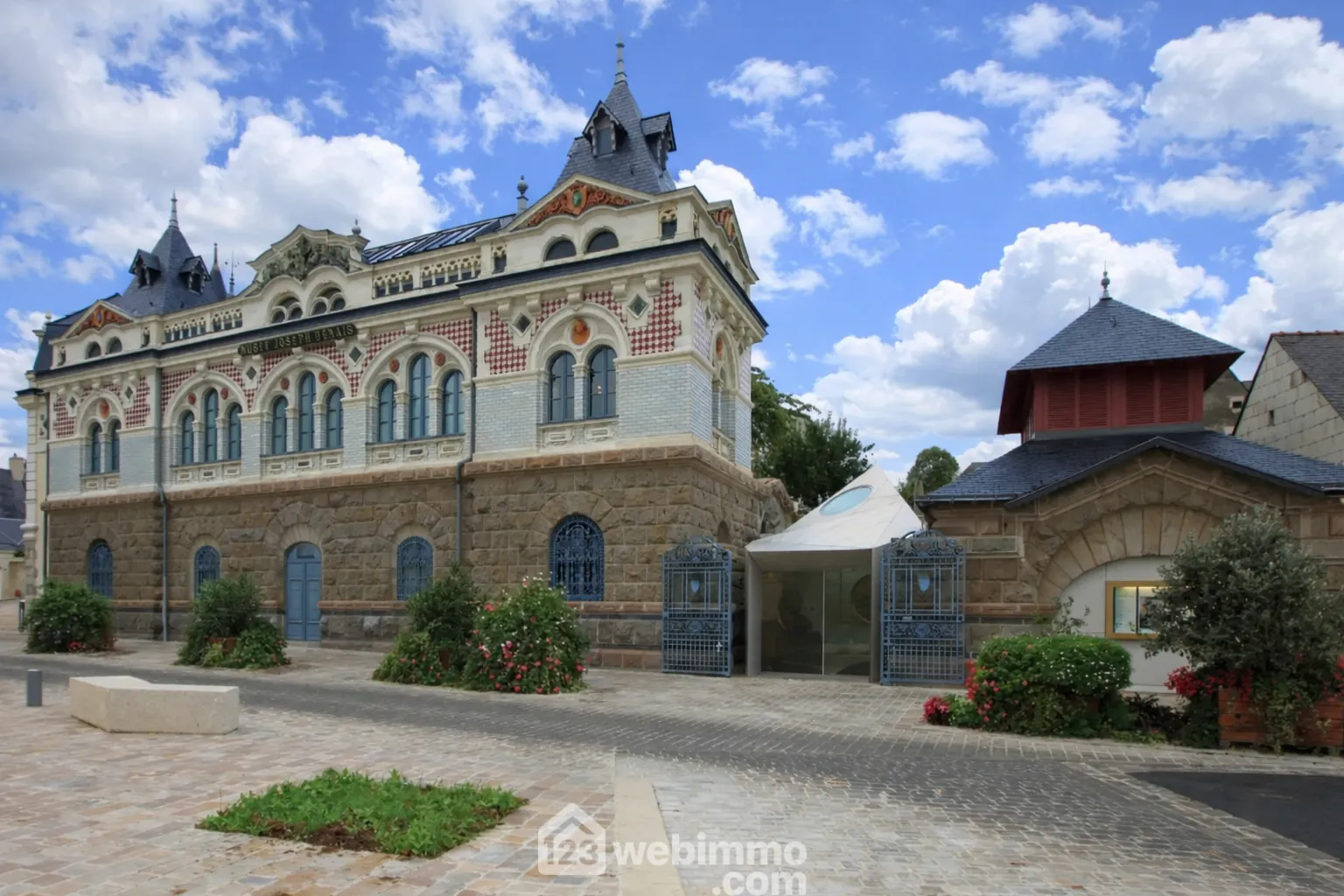 Terrain à bâtir de 804 m² à Beaufort-en-Vallée avec viabilisation incluse 