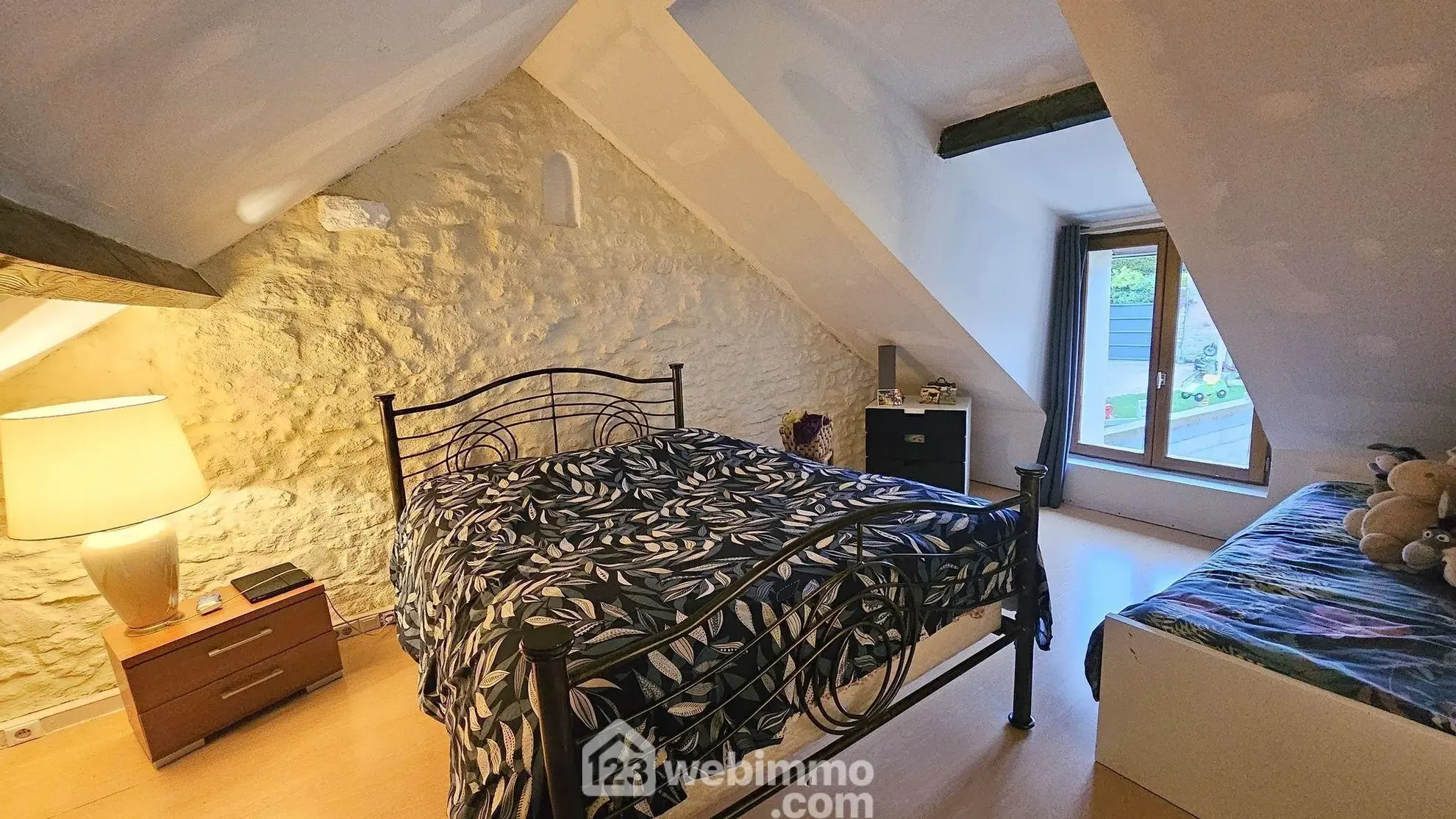 Maison en pierre rénovée de 75 m² à Pithiviers avec dépendance et terrasse 
