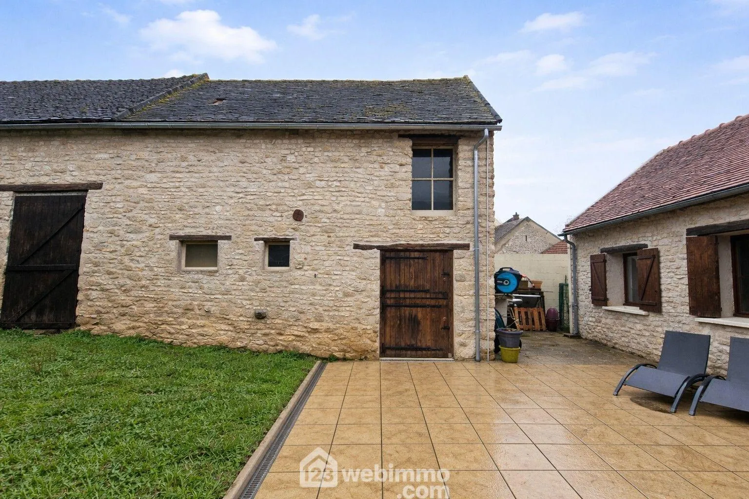 Maison en pierre rénovée de 75 m² à Pithiviers avec dépendance et terrasse 