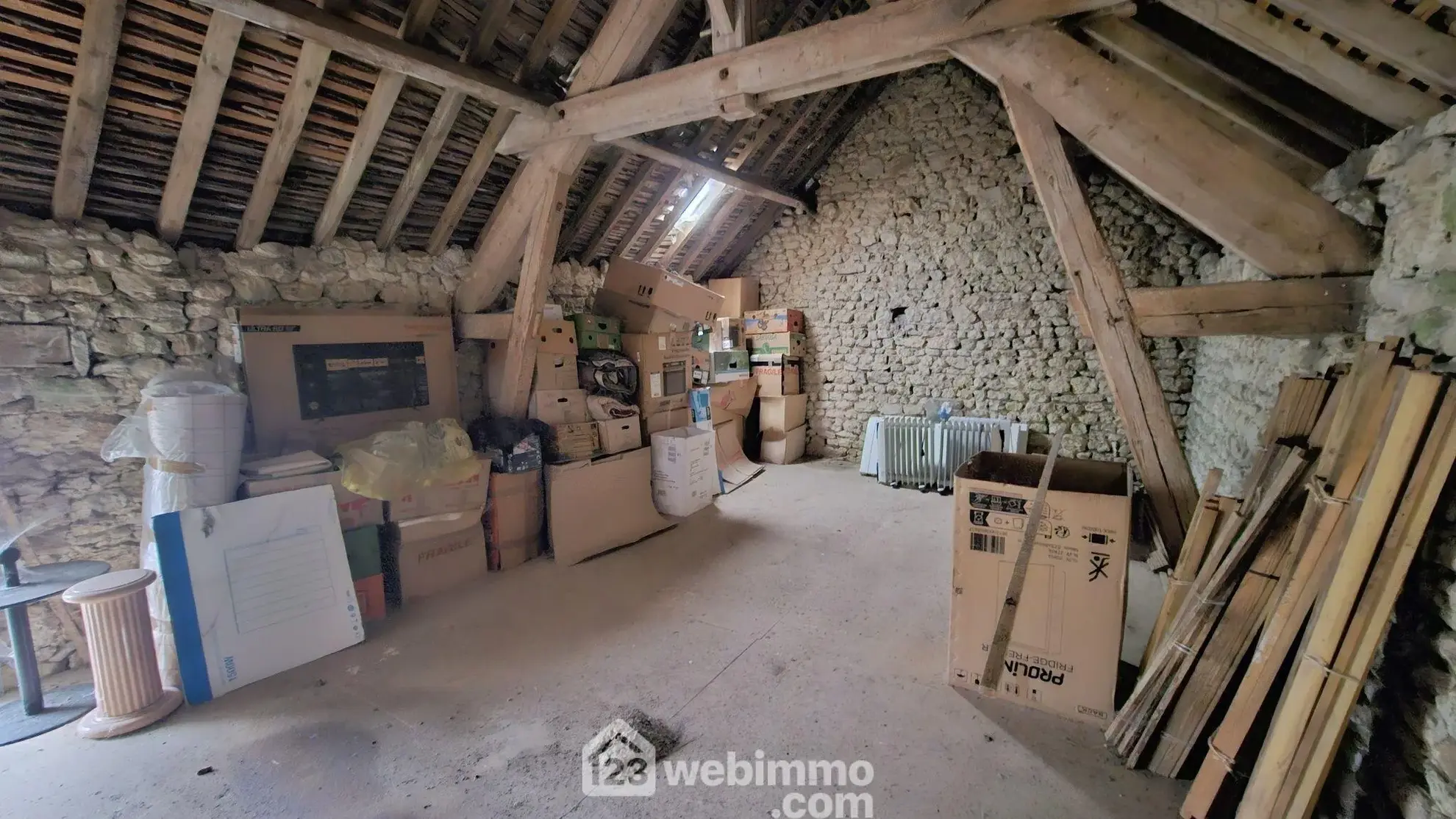 Maison en pierre rénovée de 75 m² à Pithiviers avec dépendance et terrasse 
