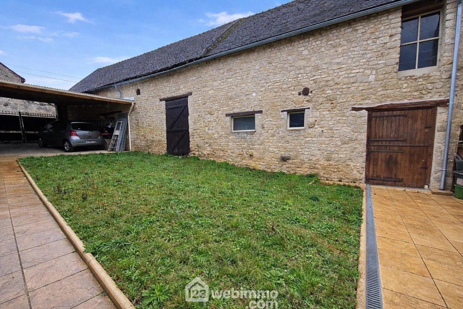 Maison en pierre rénovée de 75 m² à Pithiviers avec dépendance et terrasse 