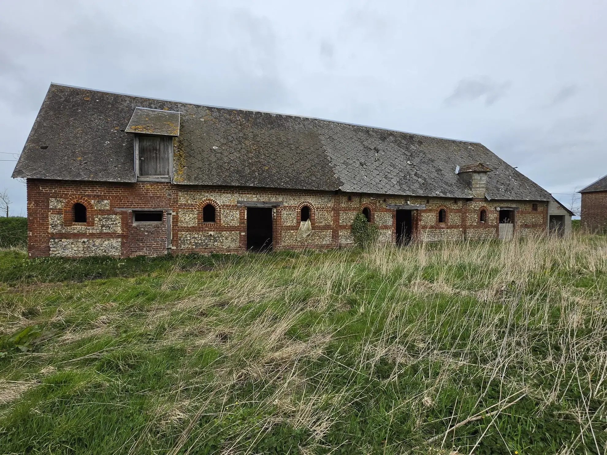 Ancienne bâtisse en briques et silex à vendre proche d'Etretat, Fécamp