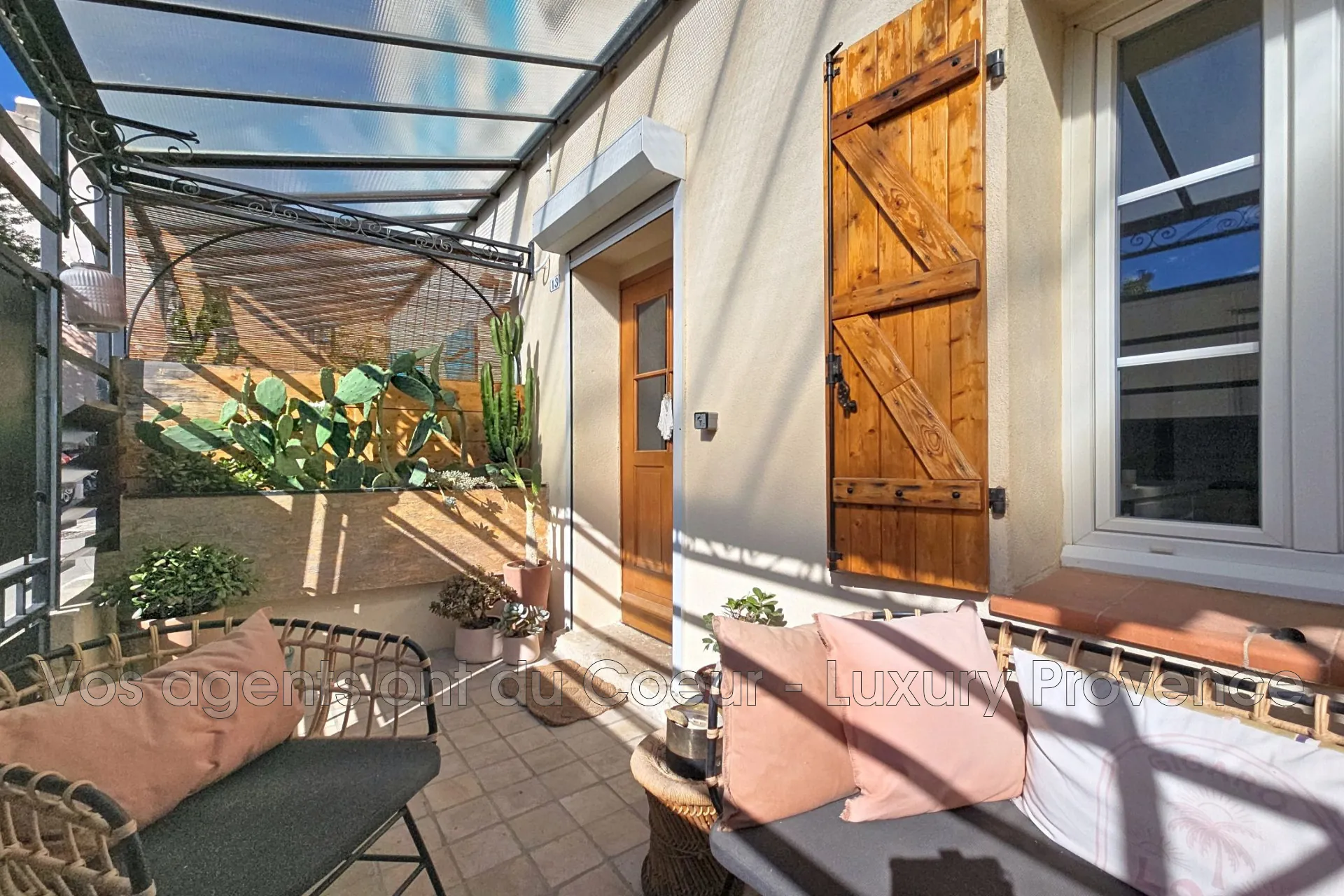 Charmante maison de village rénovée à Cadolive avec terrasse et cave