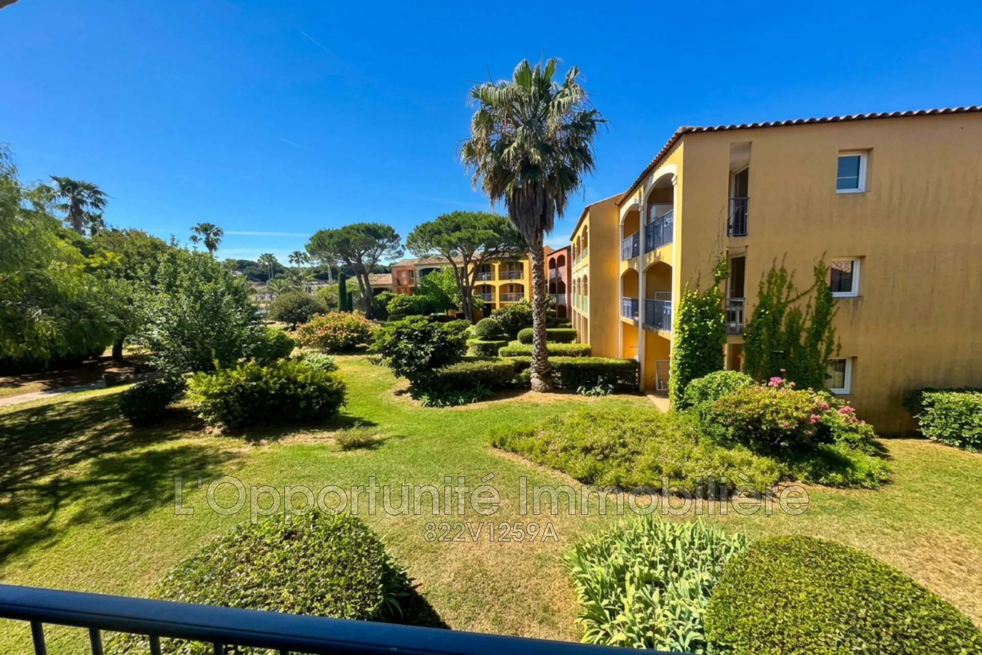 Appartement 2 pièces à Mandelieu avec terrasse, location garantie et parking 