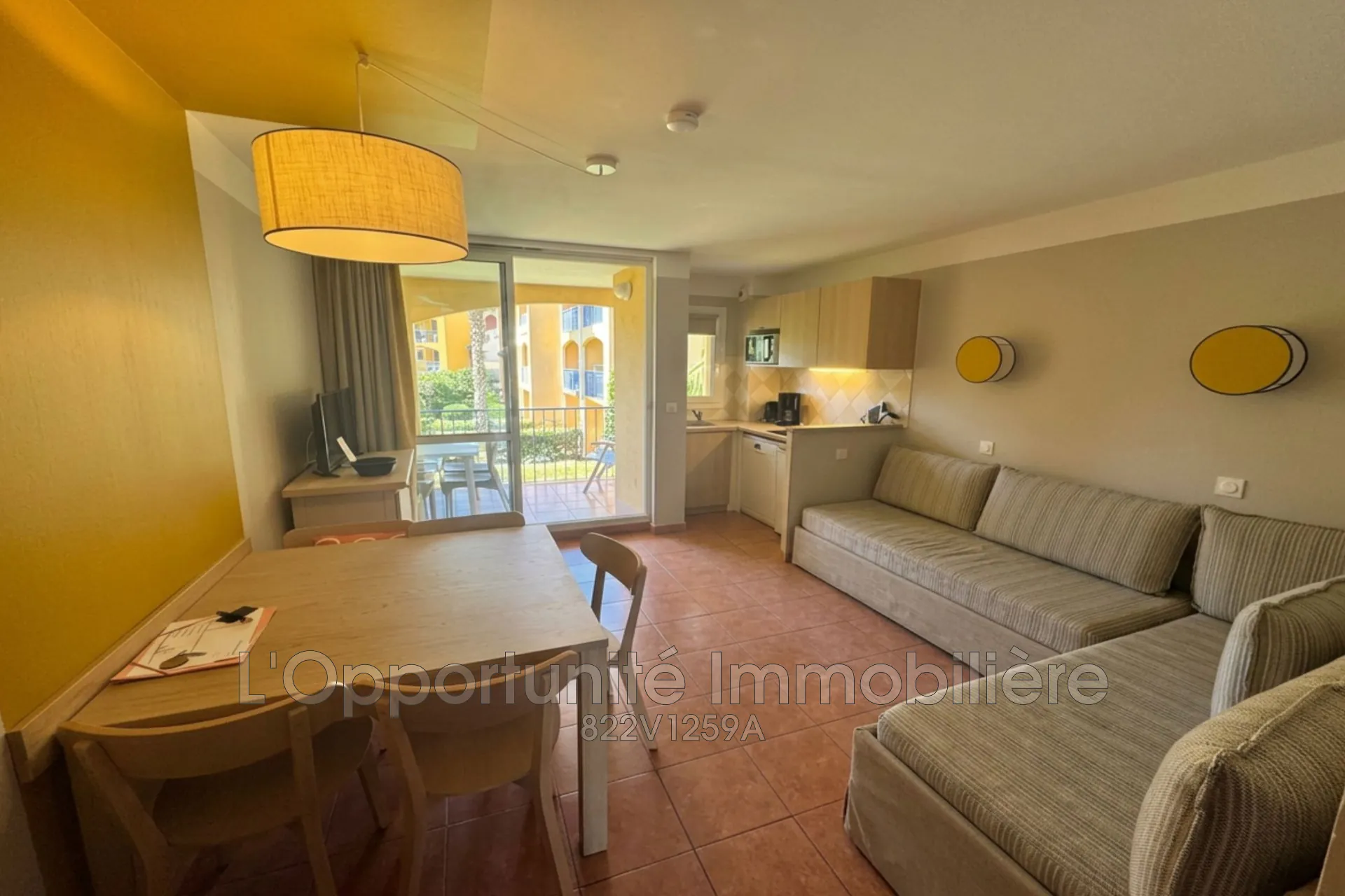 Appartement 2 pièces à Mandelieu avec terrasse, location garantie et parking 