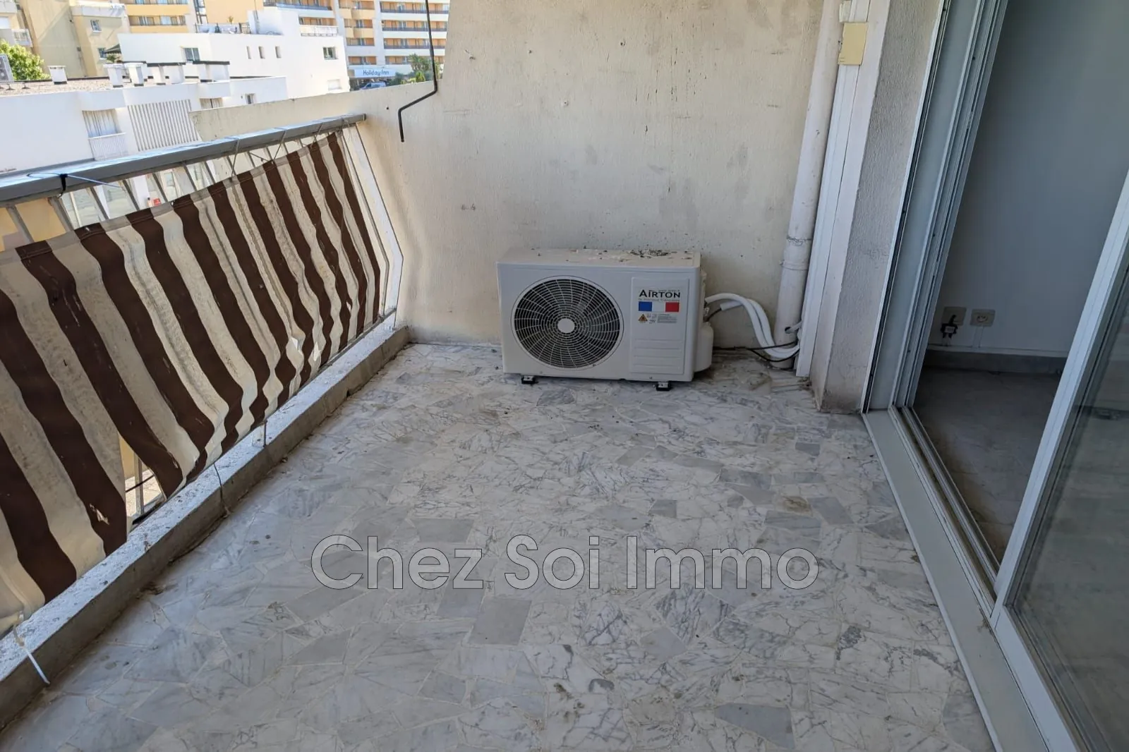Appartement 2 pièces à Saint Laurent du Var avec terrasse près des plages 