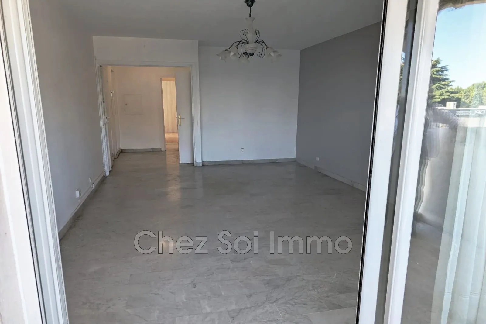 Appartement 2 pièces à Saint Laurent du Var avec terrasse près des plages 