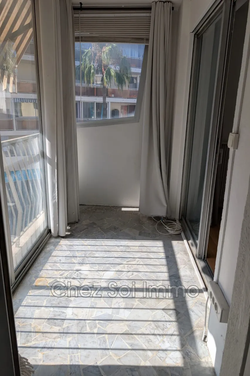 Appartement 2 pièces à Saint Laurent du Var avec terrasse près des plages 