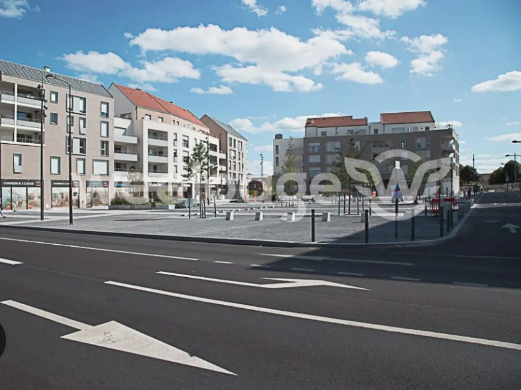 Place de parking PMR de 17 m² à Jouy-le-Moutier en cœur de ville
