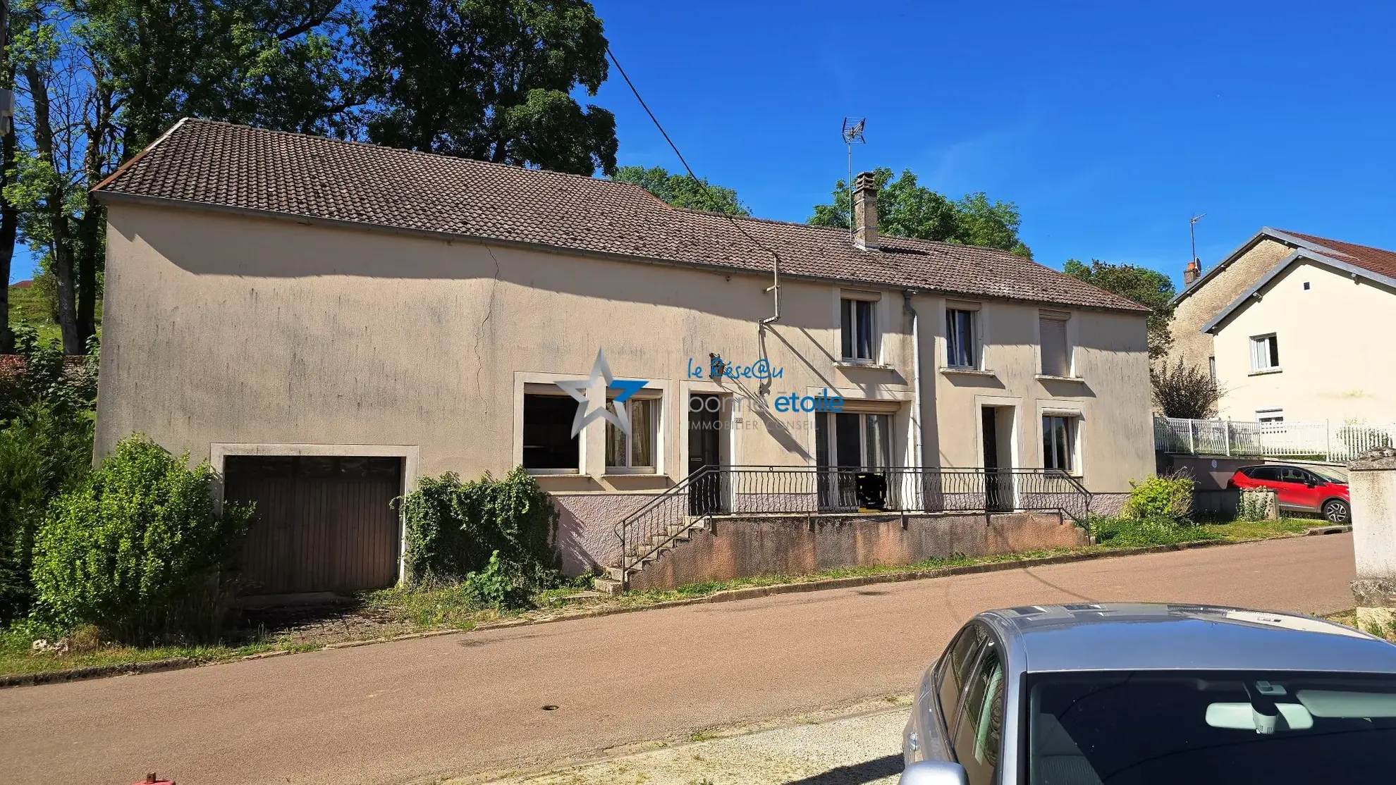 Ensemble immobilier à Montigny-le-Roi avec maison et grand bâtiment, idéal rénovation 