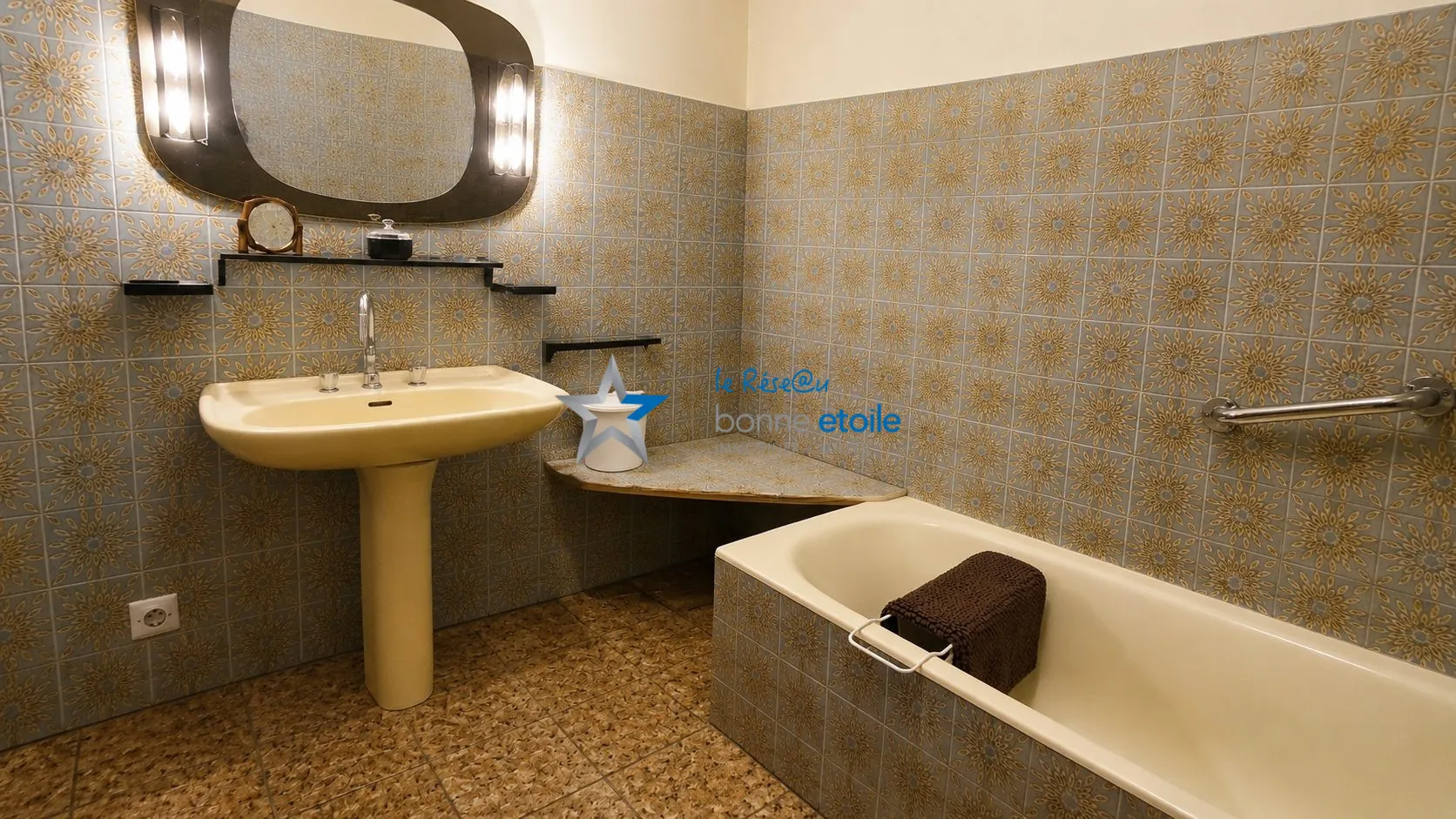 Ensemble immobilier à Montigny-le-Roi avec maison et grand bâtiment, idéal rénovation 