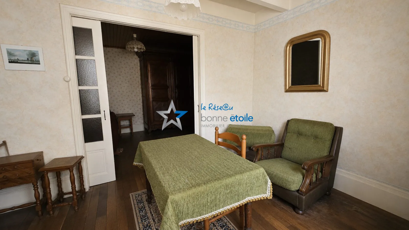 Ensemble immobilier à Montigny-le-Roi avec maison et grand bâtiment, idéal rénovation 