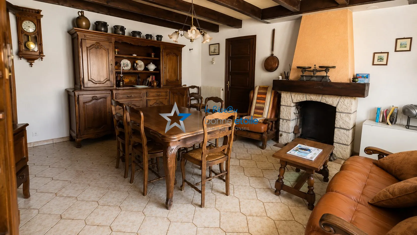 Ensemble immobilier à Montigny-le-Roi avec maison et grand bâtiment, idéal rénovation 