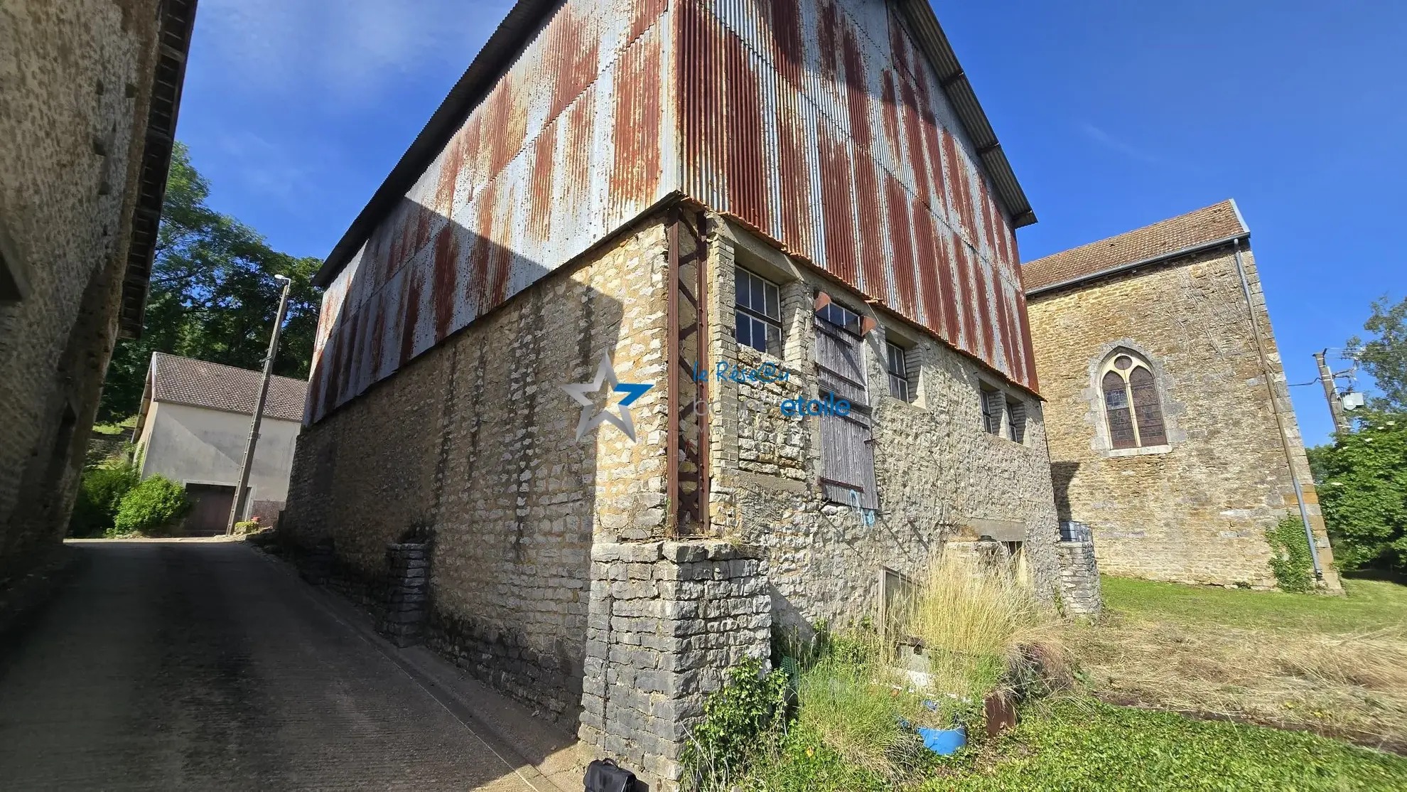 Ensemble immobilier à Montigny-le-Roi avec maison et grand bâtiment, idéal rénovation 