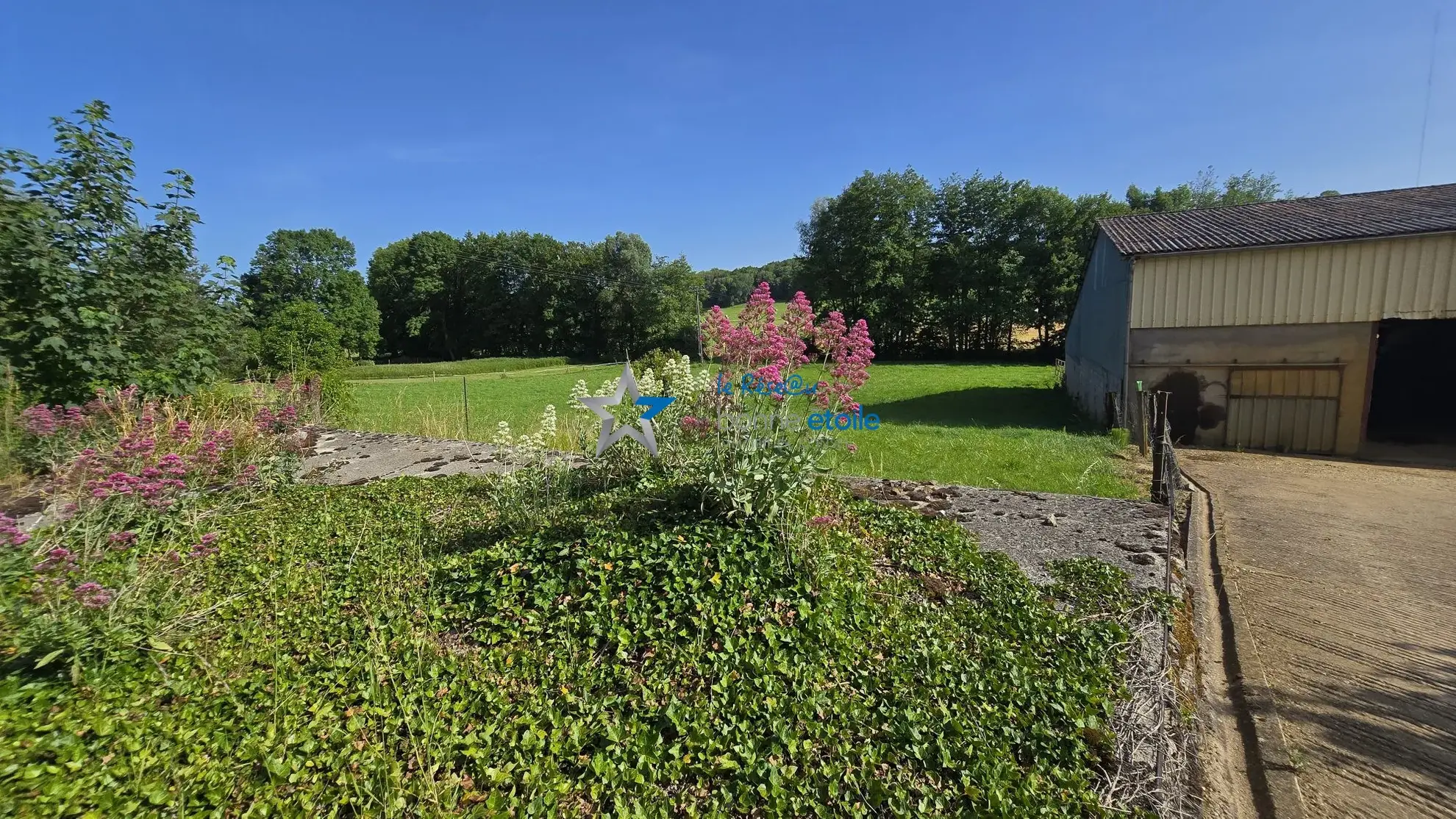 Ensemble immobilier à Montigny-le-Roi avec maison et grand bâtiment, idéal rénovation 
